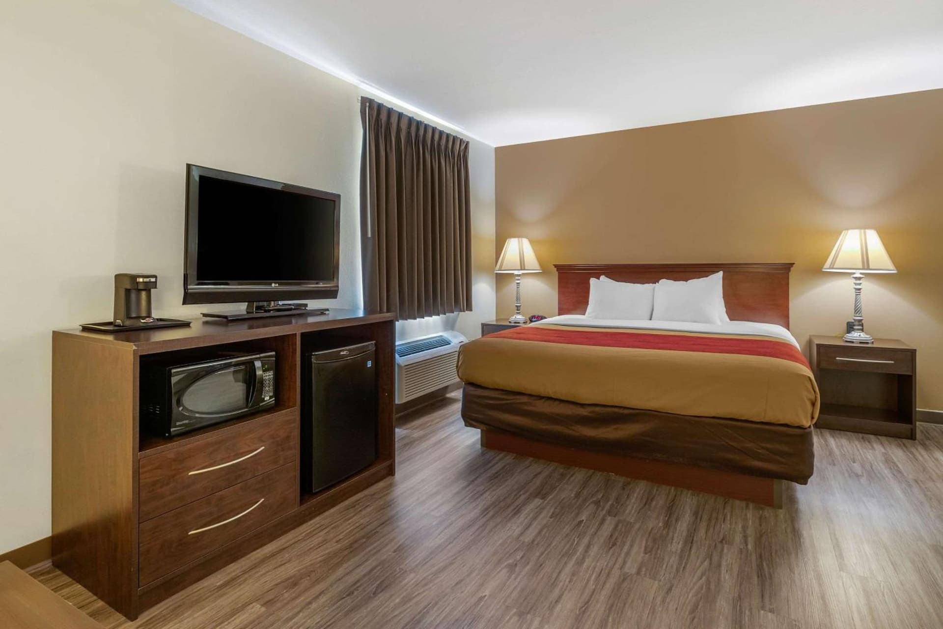 Econo Lodge Inn & Suites Des Moines Fairgrounds Area gallery photo in Des Moines, IA — image 37