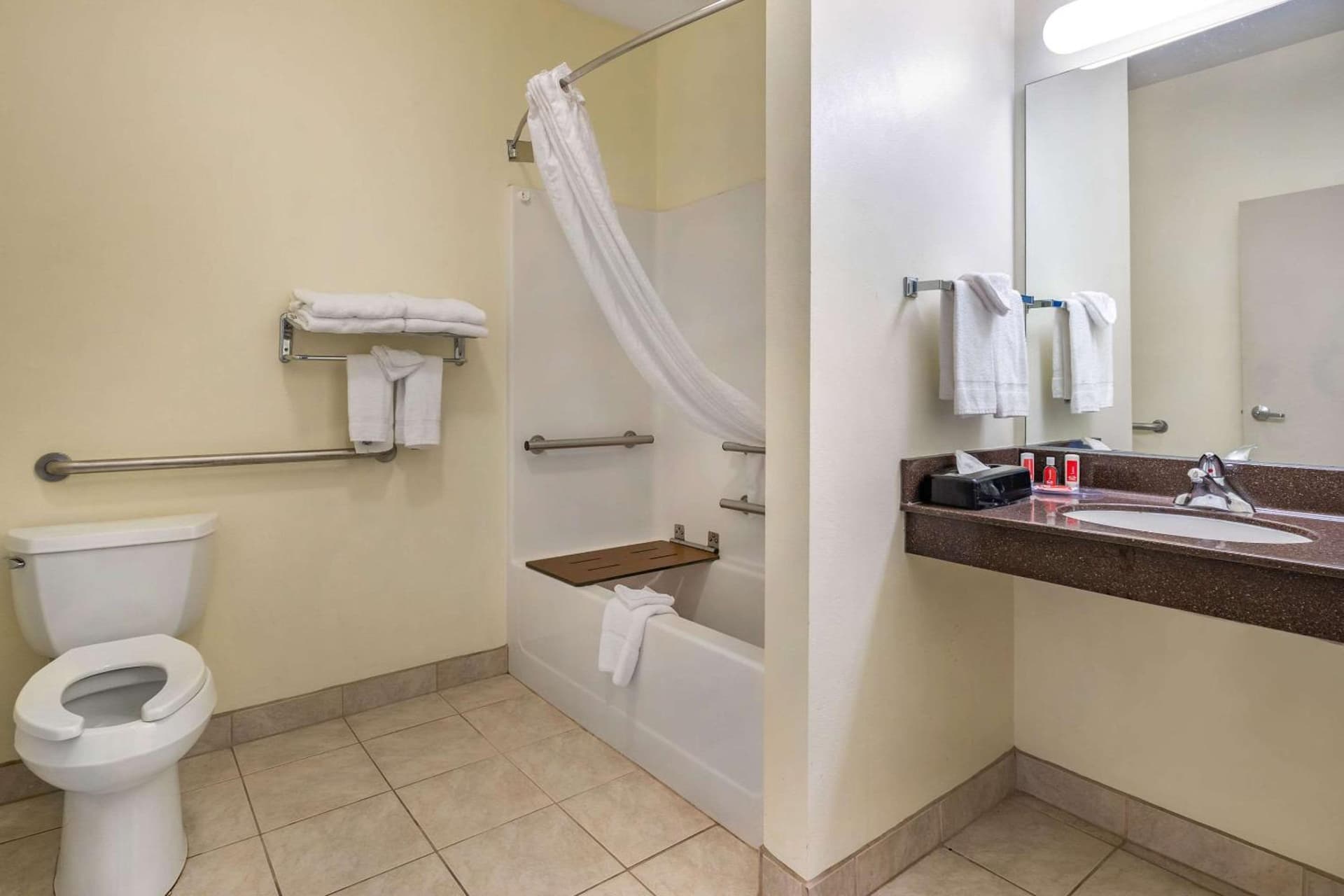Econo Lodge Inn & Suites Des Moines Fairgrounds Area gallery photo in Des Moines, IA — image 40