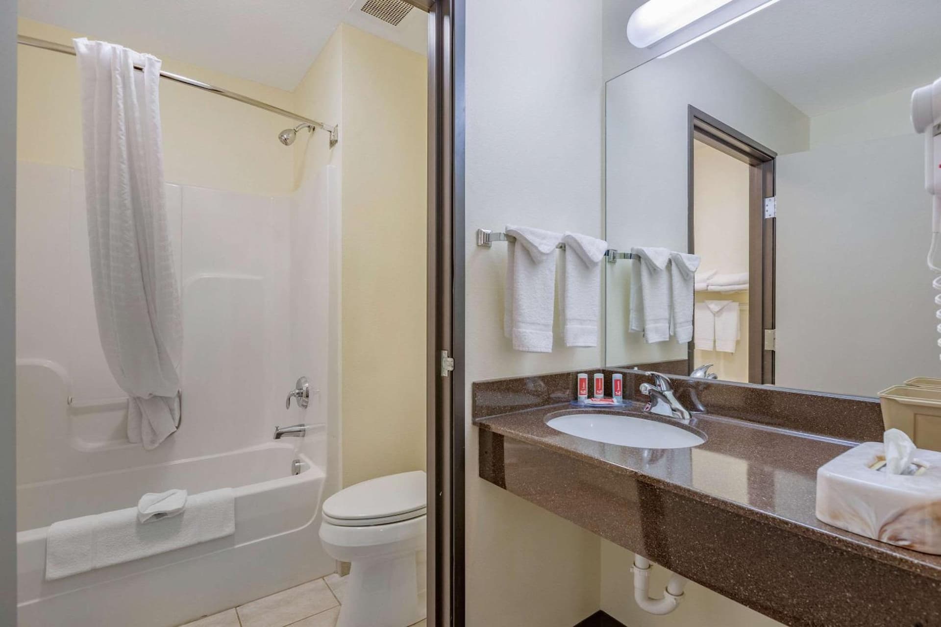 Econo Lodge Inn & Suites Des Moines Fairgrounds Area gallery photo in Des Moines, IA — image 30