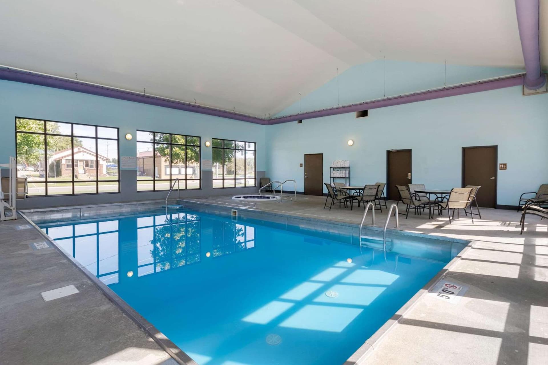 Econo Lodge Inn & Suites Des Moines Fairgrounds Area gallery photo in Des Moines, IA — image 32