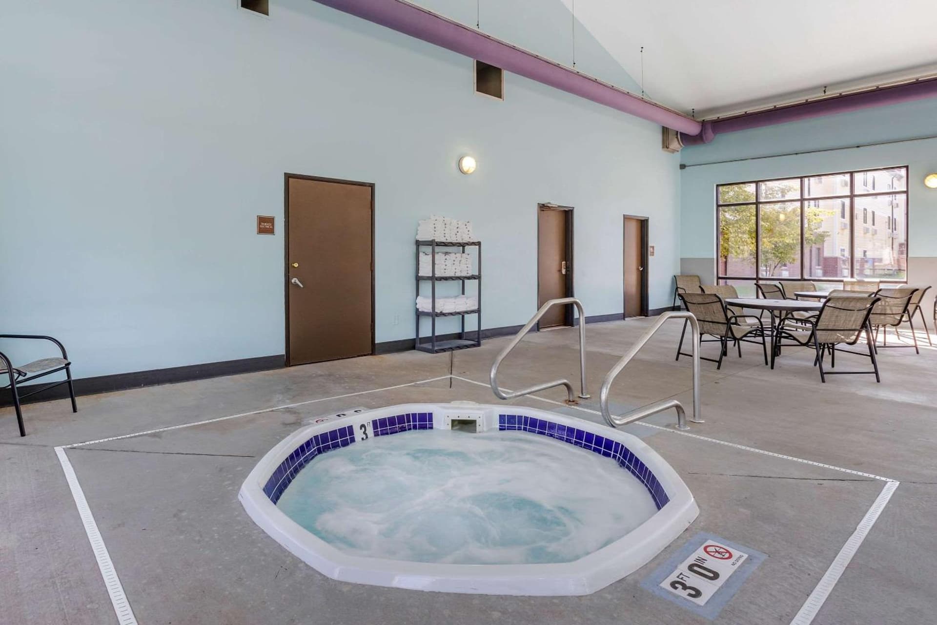 Econo Lodge Inn & Suites Des Moines Fairgrounds Area gallery photo in Des Moines, IA — image 35