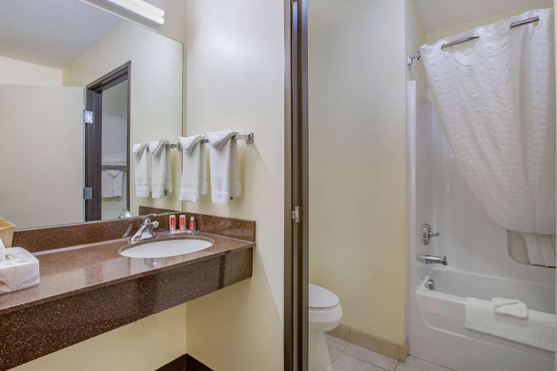 Econo Lodge Inn & Suites Des Moines Fairgrounds Area gallery photo in Des Moines, IA — image 13