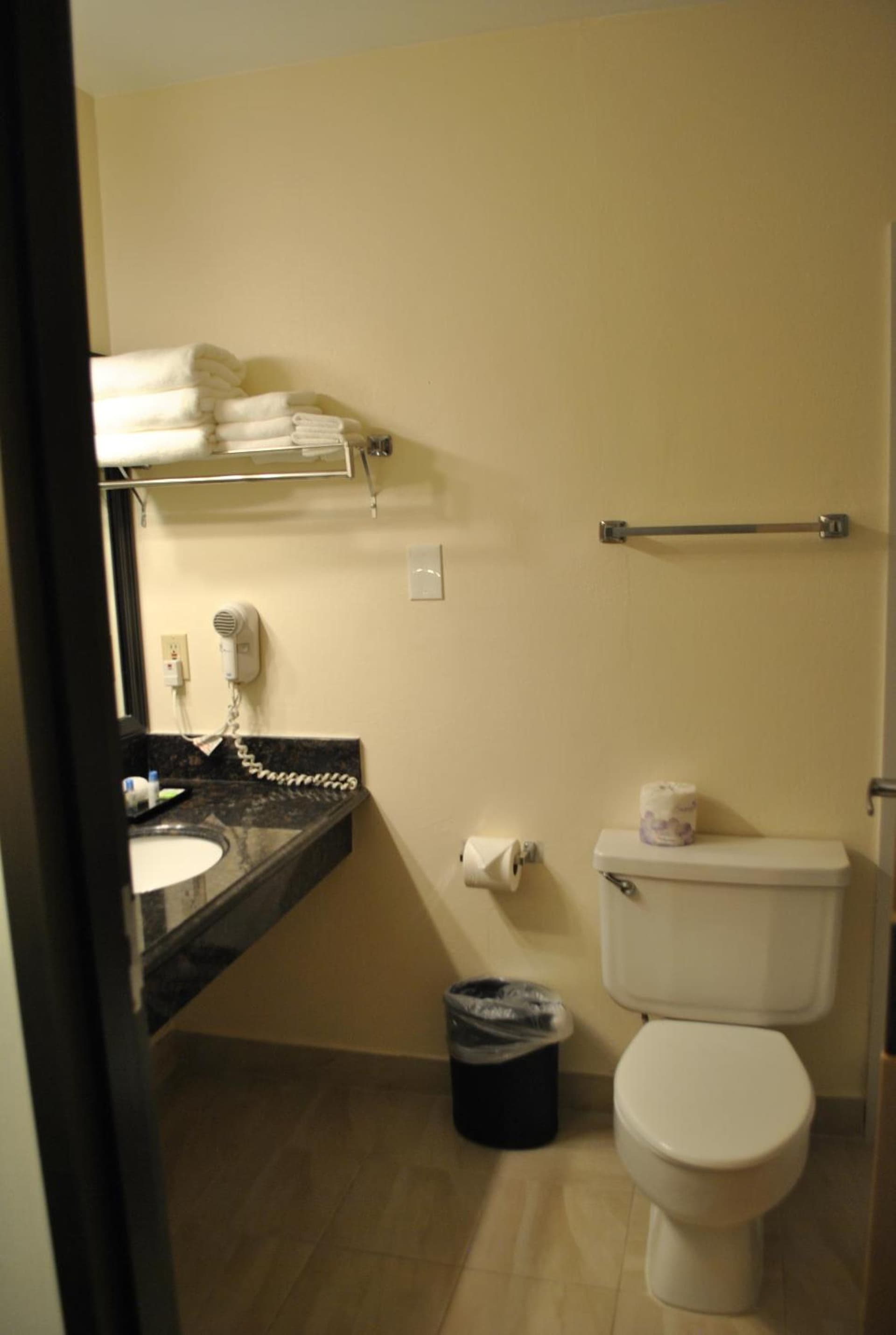 Hotel Piccadilly gallery photo in Fresno, CA — image 27