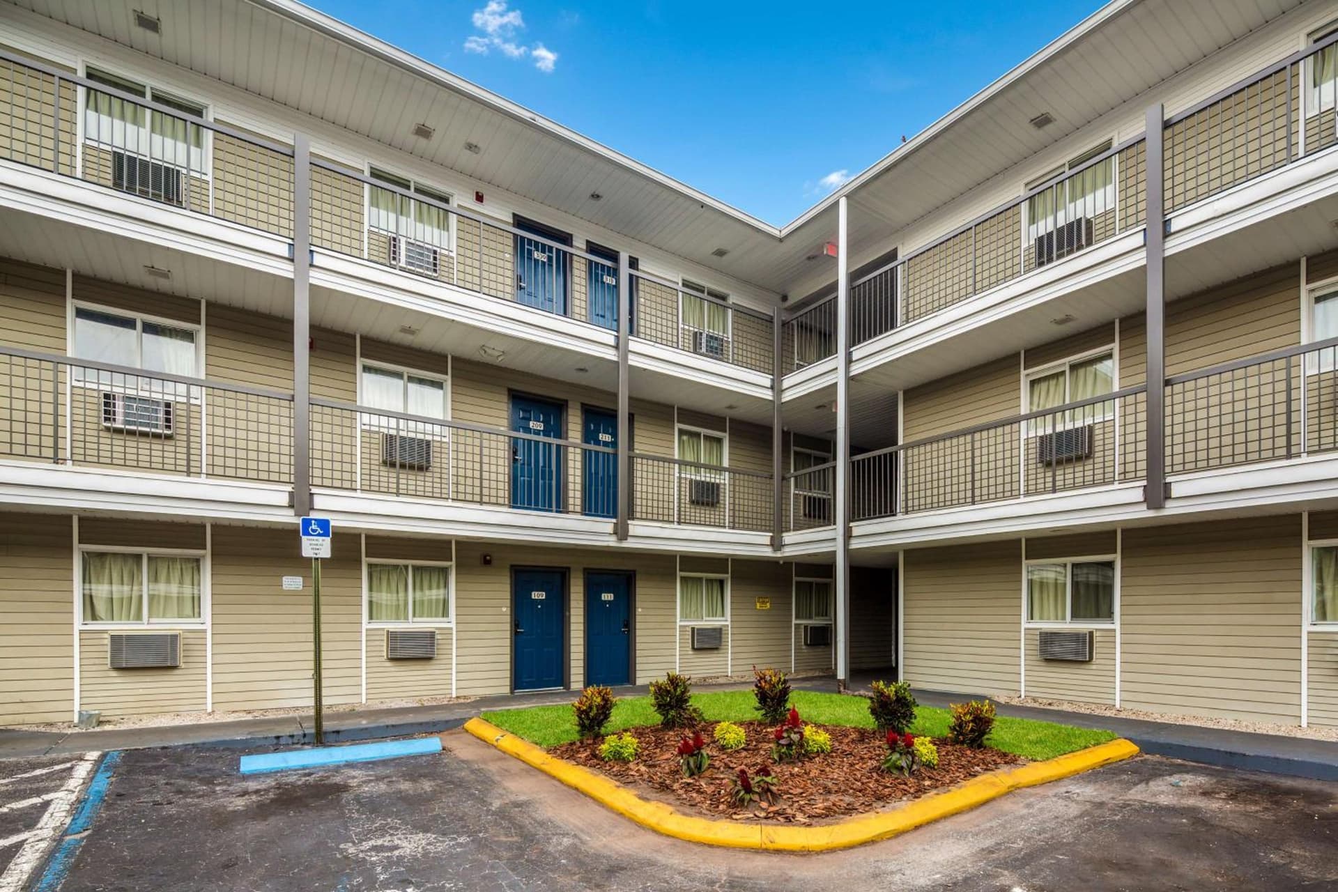 Studio 6 Extended Stay - Jacksonville, FL - South interior in Jacksonville, FL — gallery photo 2