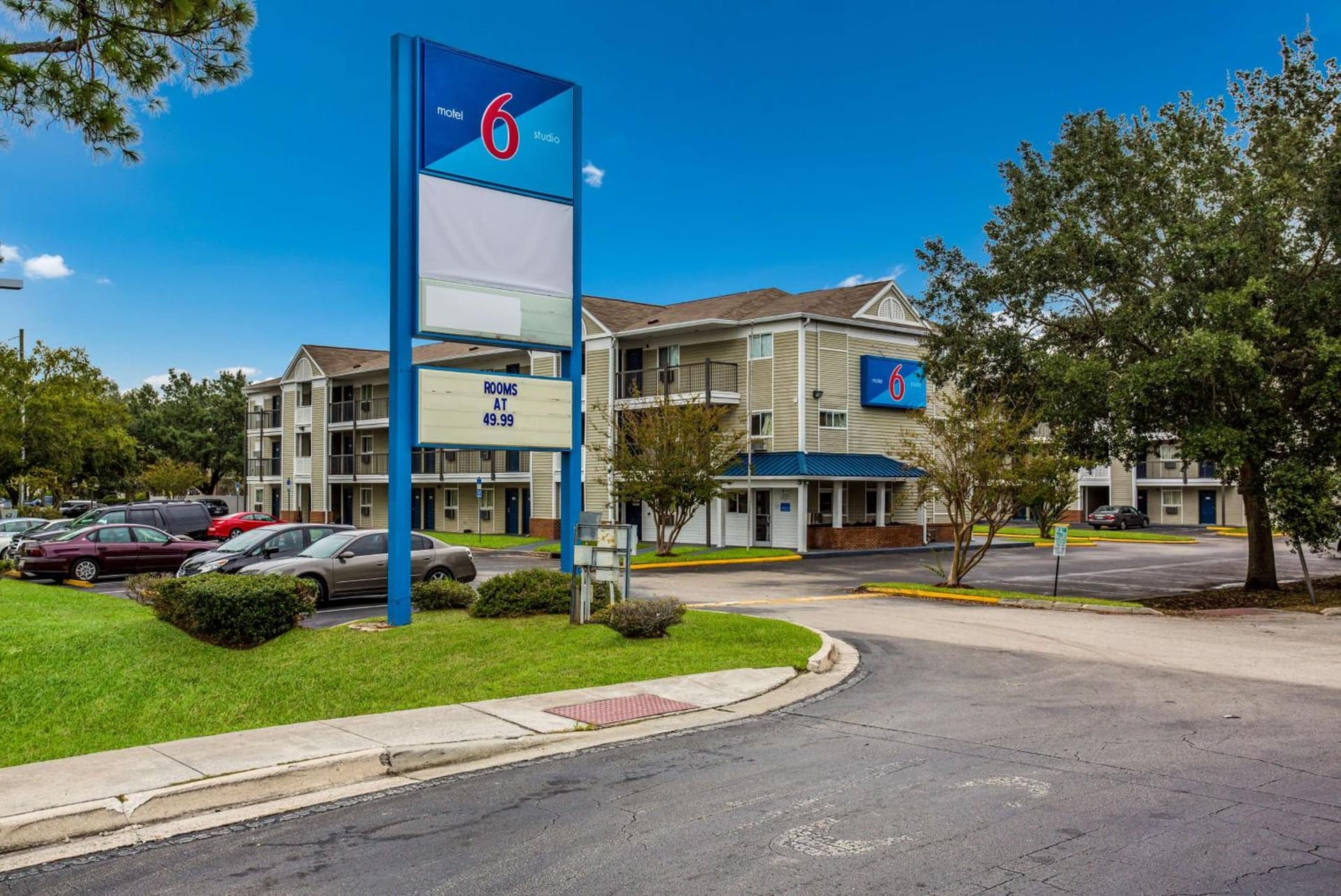 Motel 6-Jacksonville, FL - South featured exterior or lobby in Jacksonville, FL — similar hotel