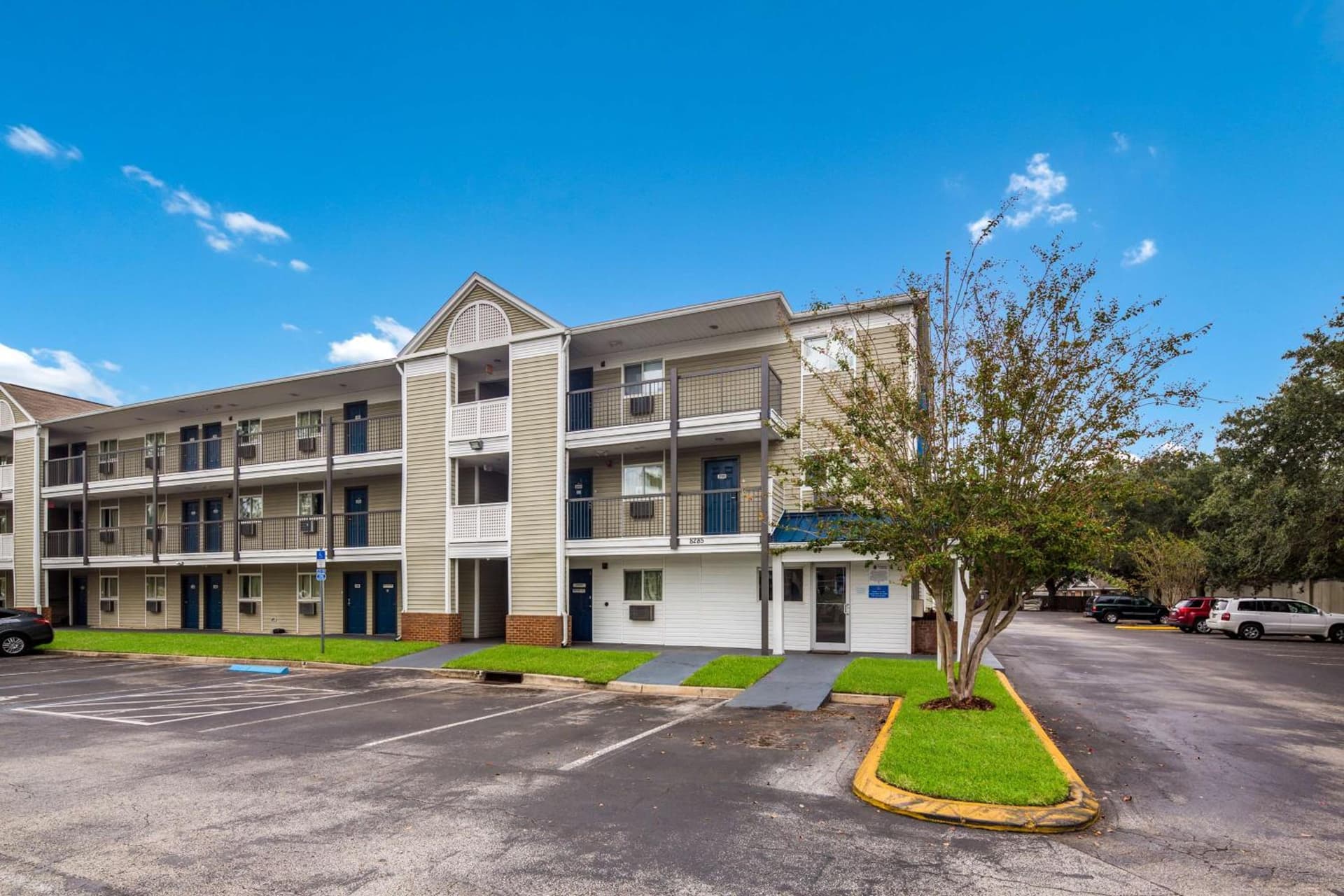 Studio 6 Extended Stay - Jacksonville, FL - South property views in Jacksonville, FL — gallery photo 3