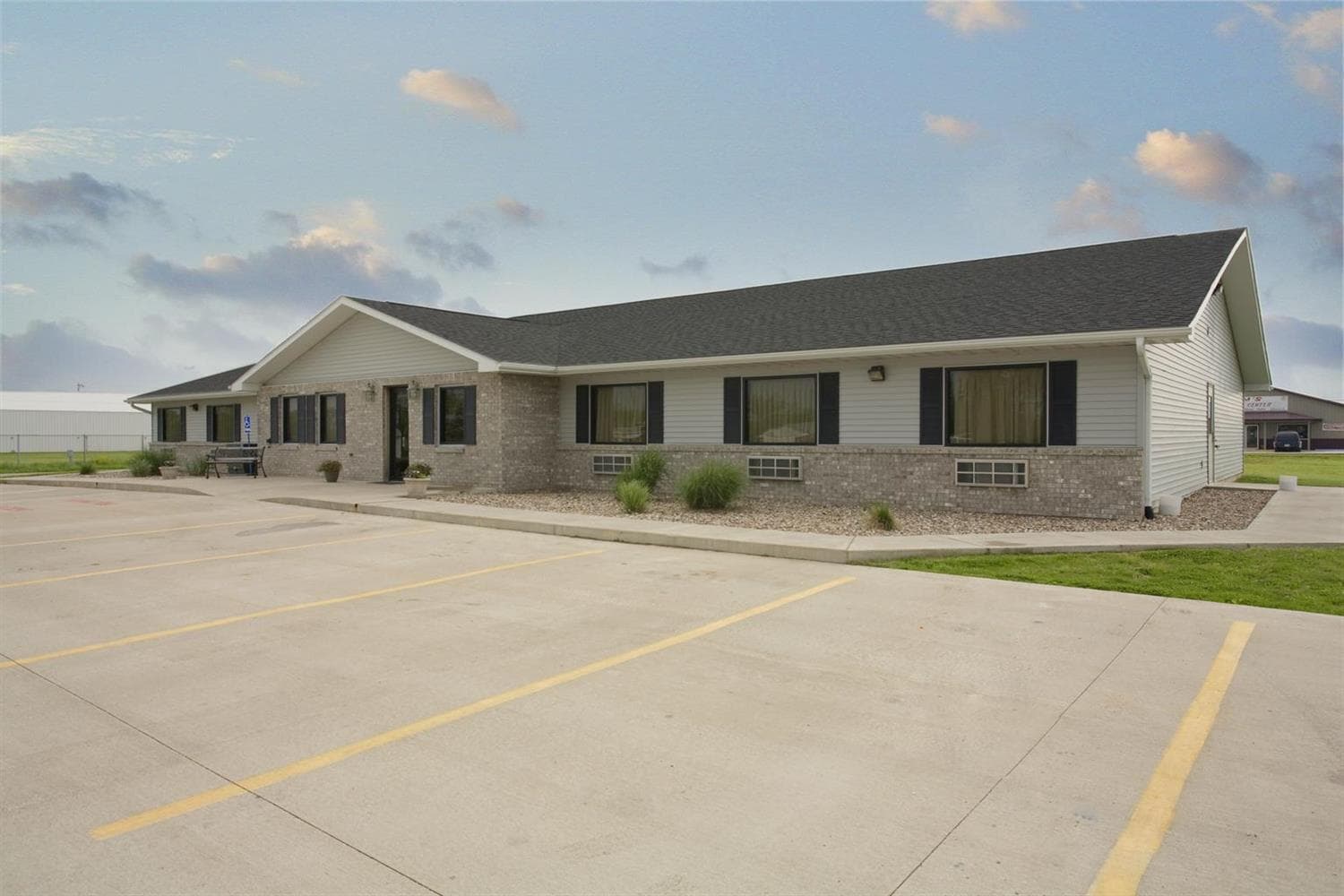 Simple Rewards inn featured exterior or lobby in Shelbina, MO — similar hotel