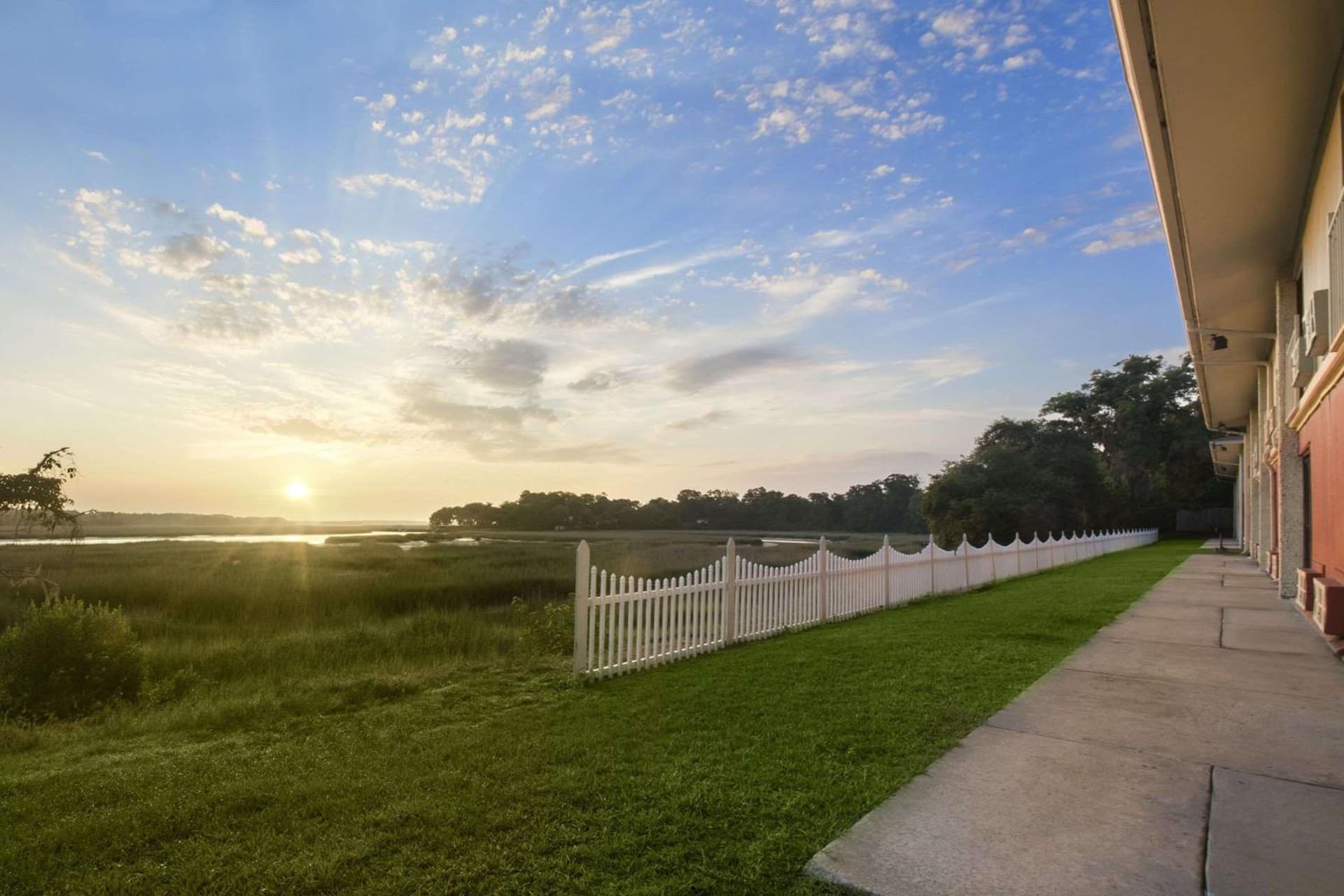 Howard Johnson by Wyndham Beaufort/Parris Island interior in Beaufort, SC — gallery photo 2