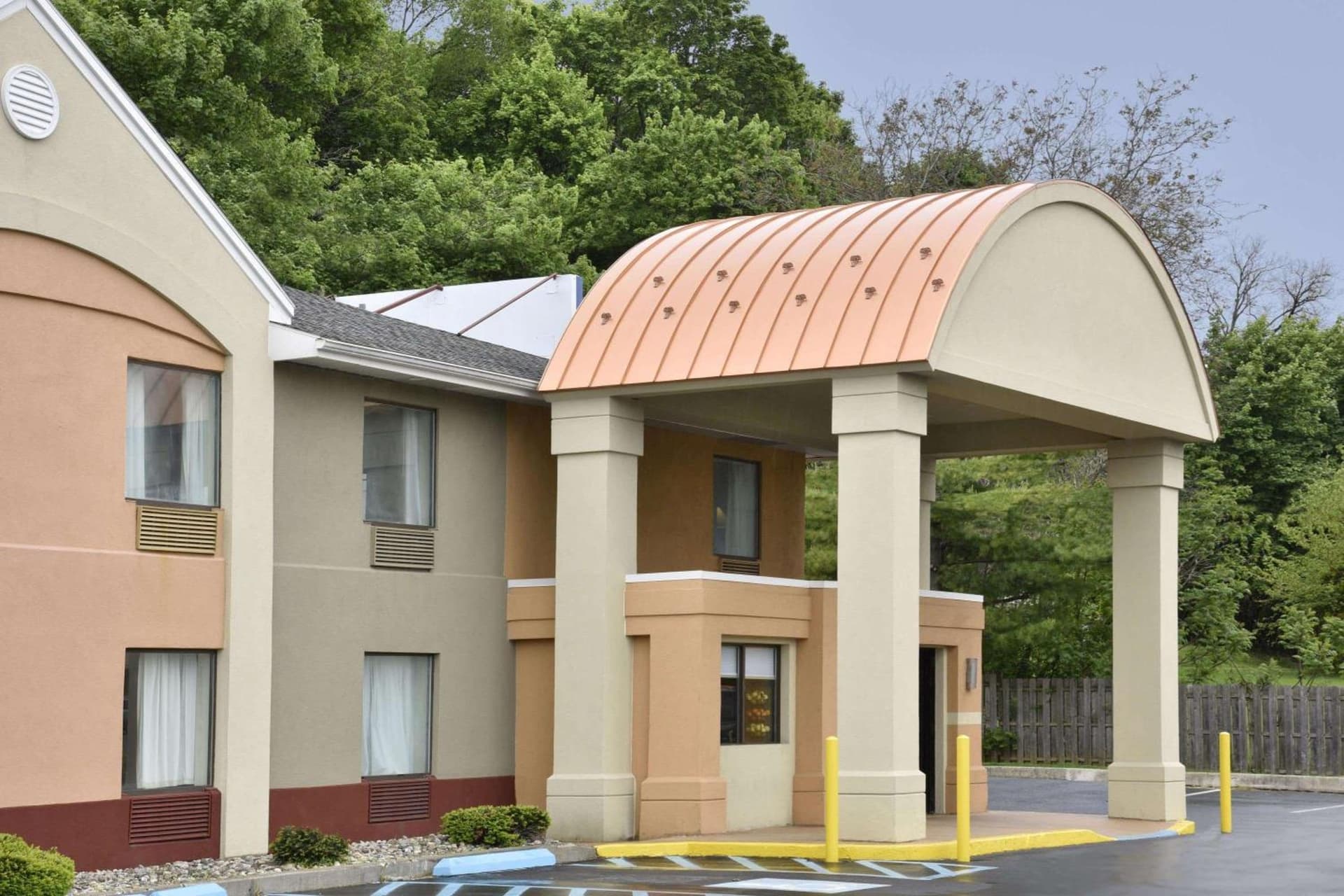 Howard Johnson by Wyndham Allentown/Dorney Hotel & Suites interior in Allentown, PA — gallery photo 2