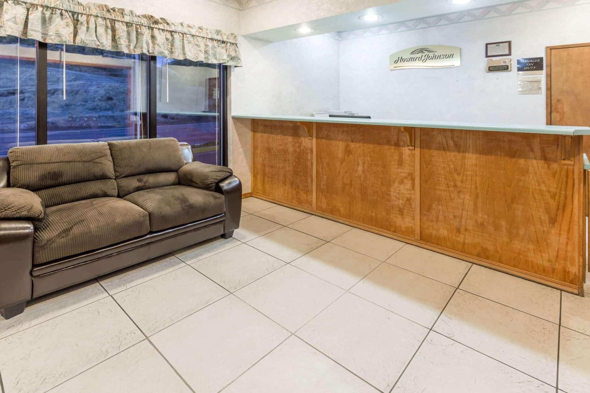 Howard Johnson by Wyndham Roseburg property views in Roseburg, OR — gallery photo 3