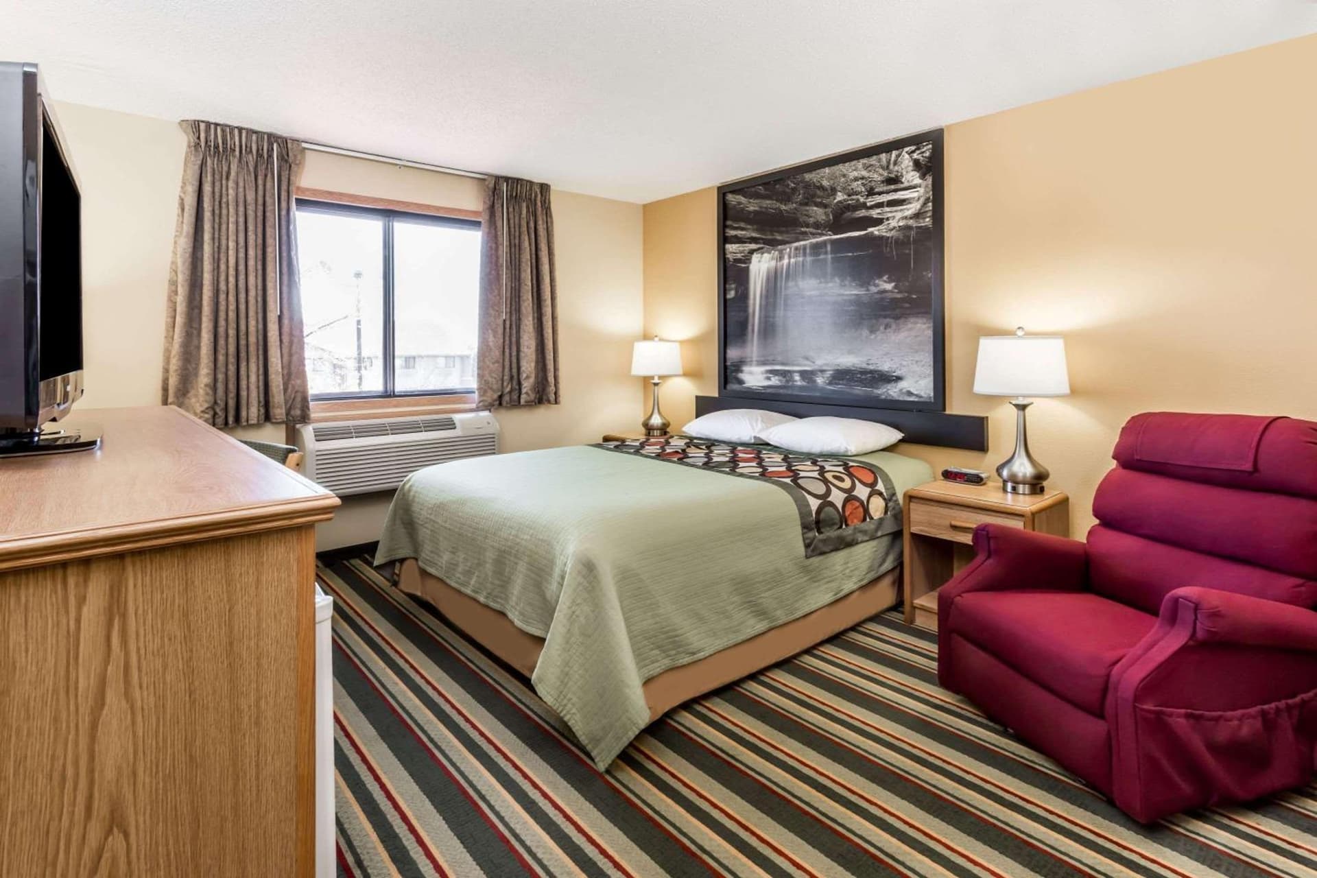 Super 8 by Wyndham Ottawa Starved Rock property views in Ottawa, IL — gallery photo 3
