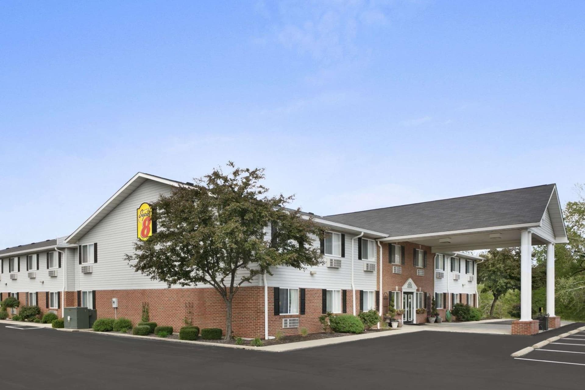 Super 8 by Wyndham Washington interior in Washington, MO — gallery photo 2