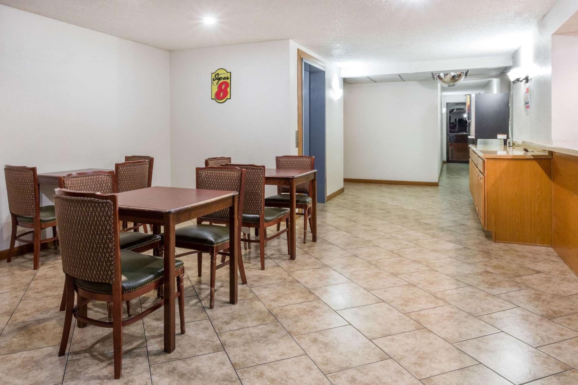 Super 8 by Wyndham Kingman property views in Kingman, AZ — gallery photo 3
