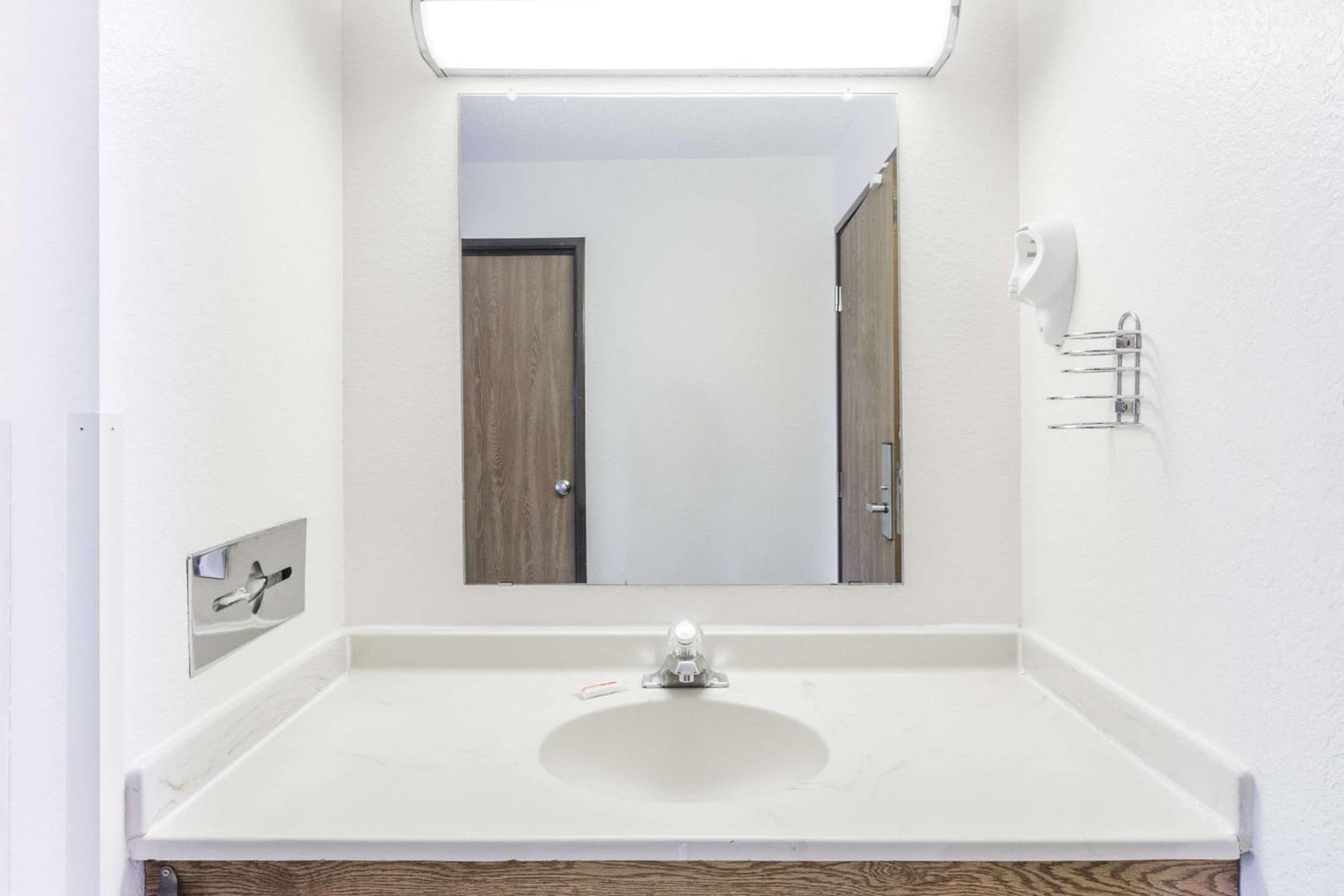 Super 8 by Wyndham Elgin property views in Elgin, IL — gallery photo 3