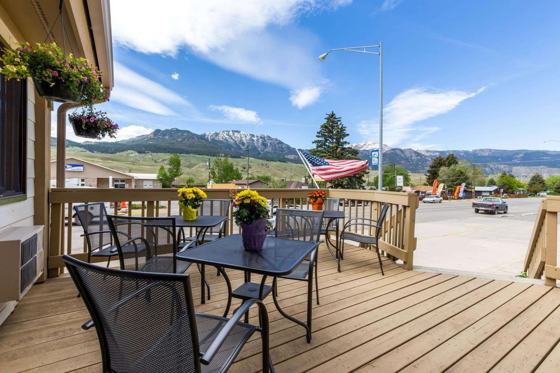 Super 8 by Wyndham Gardiner/Yellowstone Park Area interior in Gardiner, MT — gallery photo 2