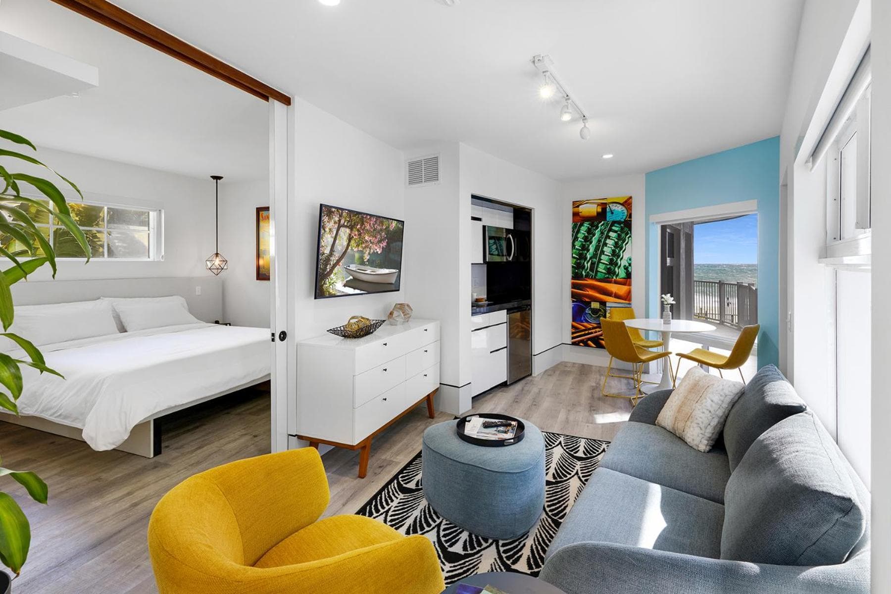 Ocean Treasure Beachside Suites property views in Fort Lauderdale, FL — gallery photo 3
