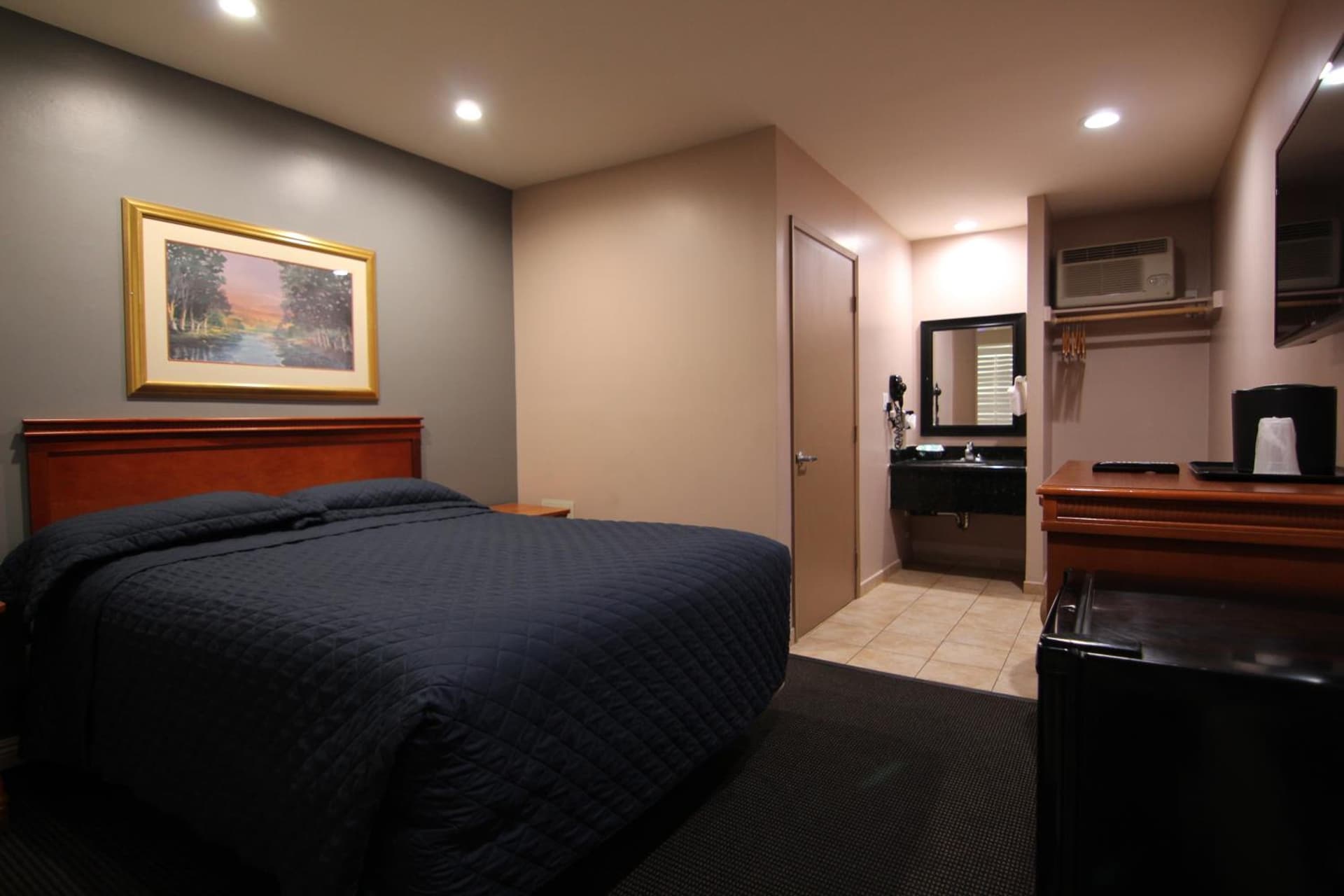 Dunes Inn - Sunset property views in Los Angeles, CA — gallery photo 3