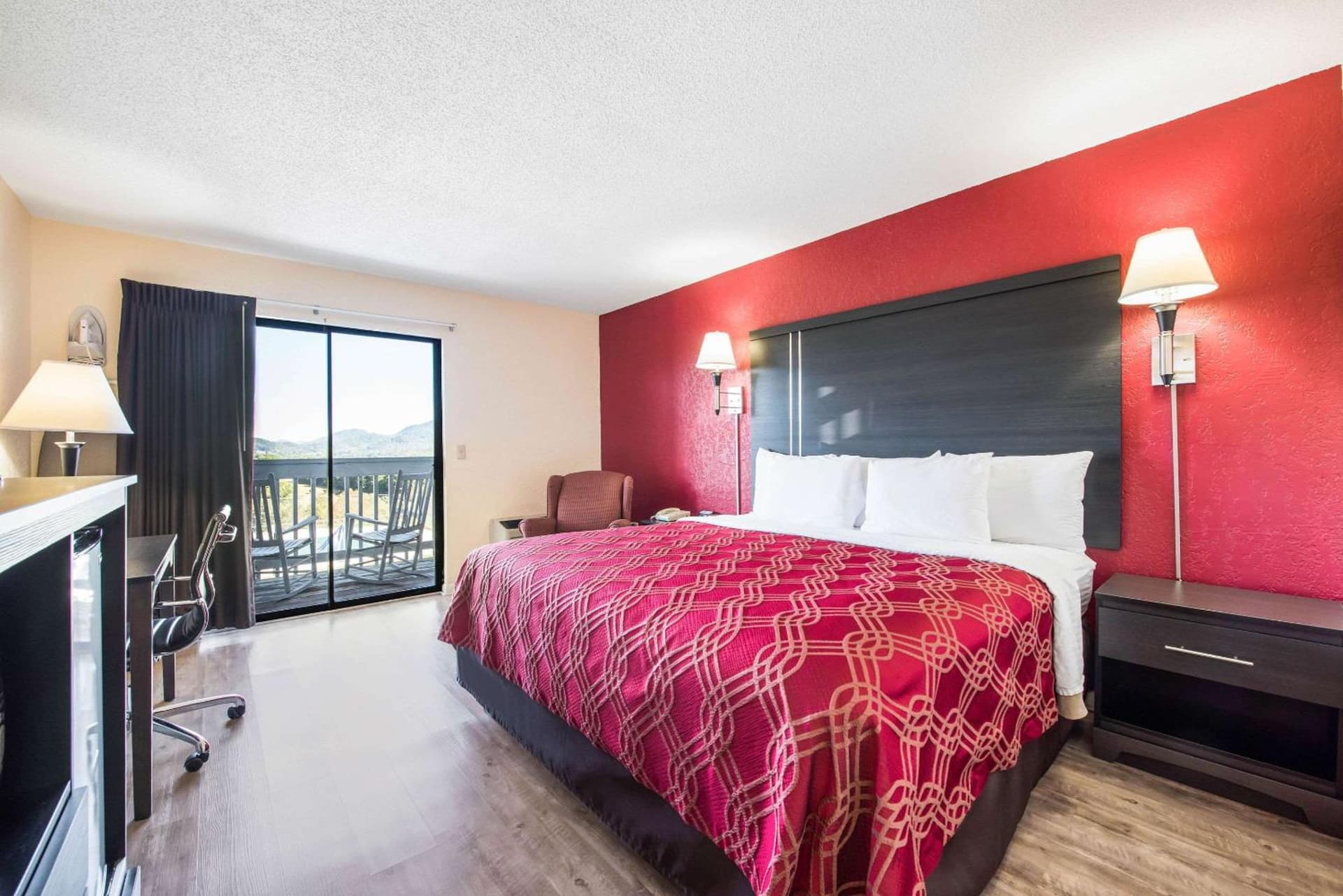 Econo Lodge Waynesville property views in Waynesville, NC — gallery photo 3