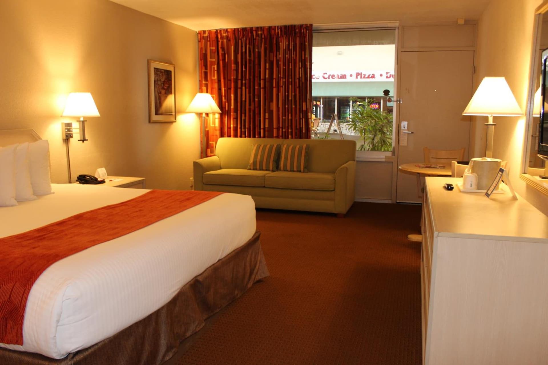 Ramada by Wyndham Kissimmee Gateway - Free Theme Park Shuttle gallery photo in Orlando, FL — image 16