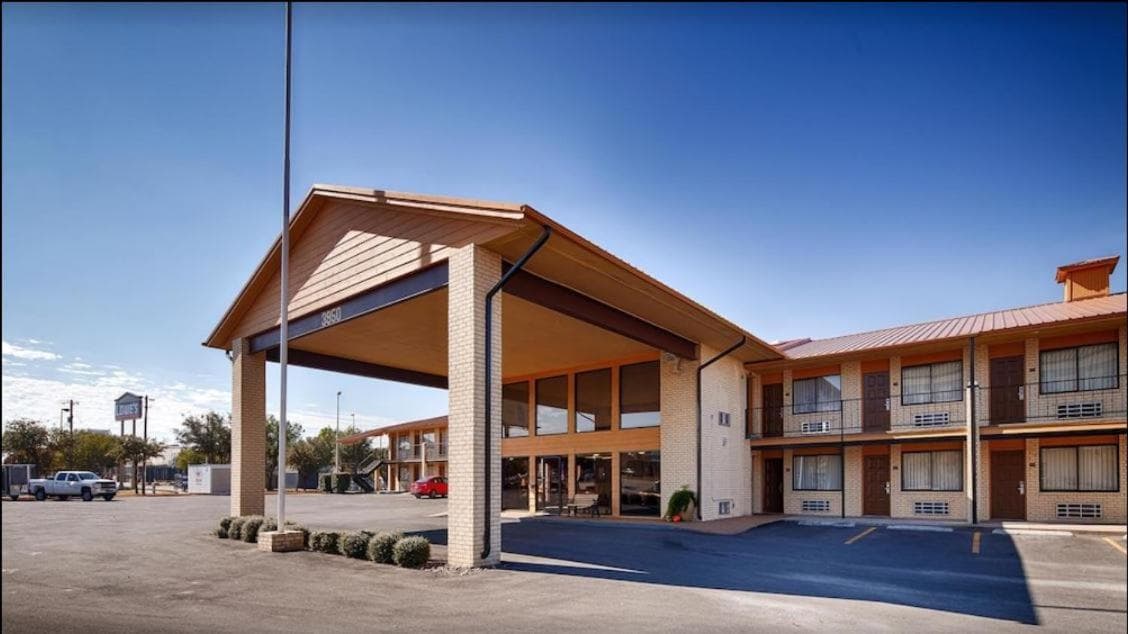 Days Inn by Wyndham Abilene interior in Abilene, TX — gallery photo 2