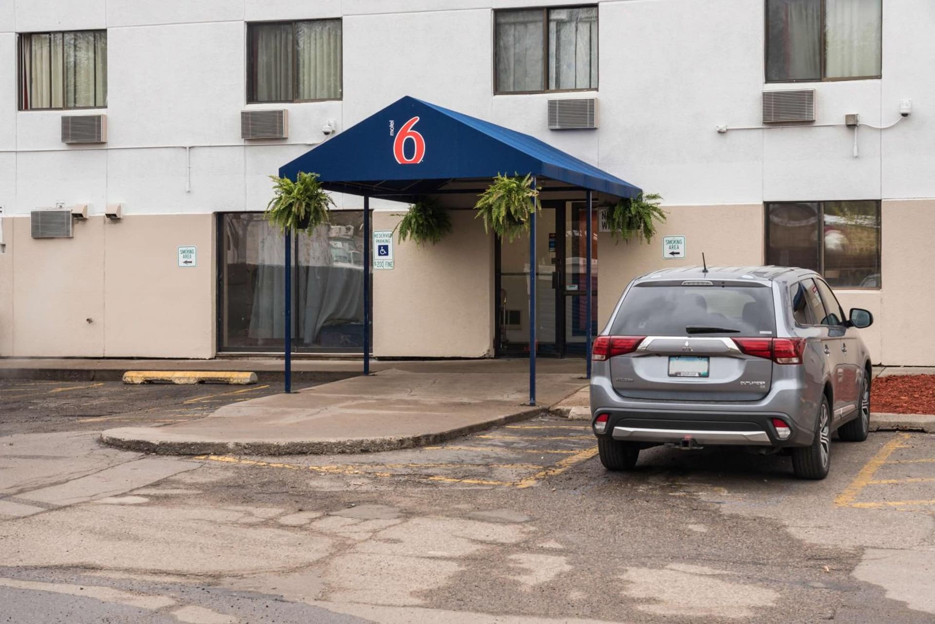 Motel 6-Saint Paul, MN - I-94 featured exterior or lobby in Saint Paul, MN — similar hotel