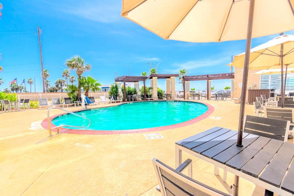 Clarion Pointe Galveston Seawall gallery photo in Galveston, TX — image 18