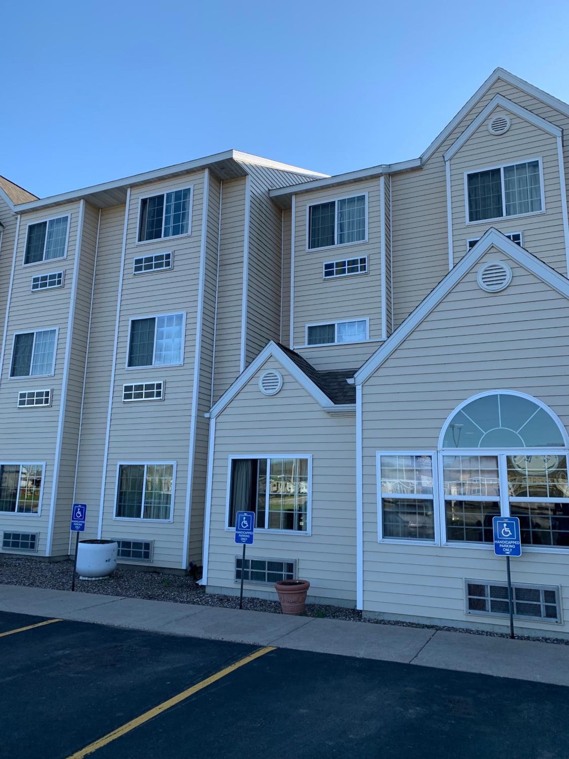 Microtel Inn & Suites by Wyndham Prairie du Chien interior in Prairie du Chien, WI — gallery photo 2