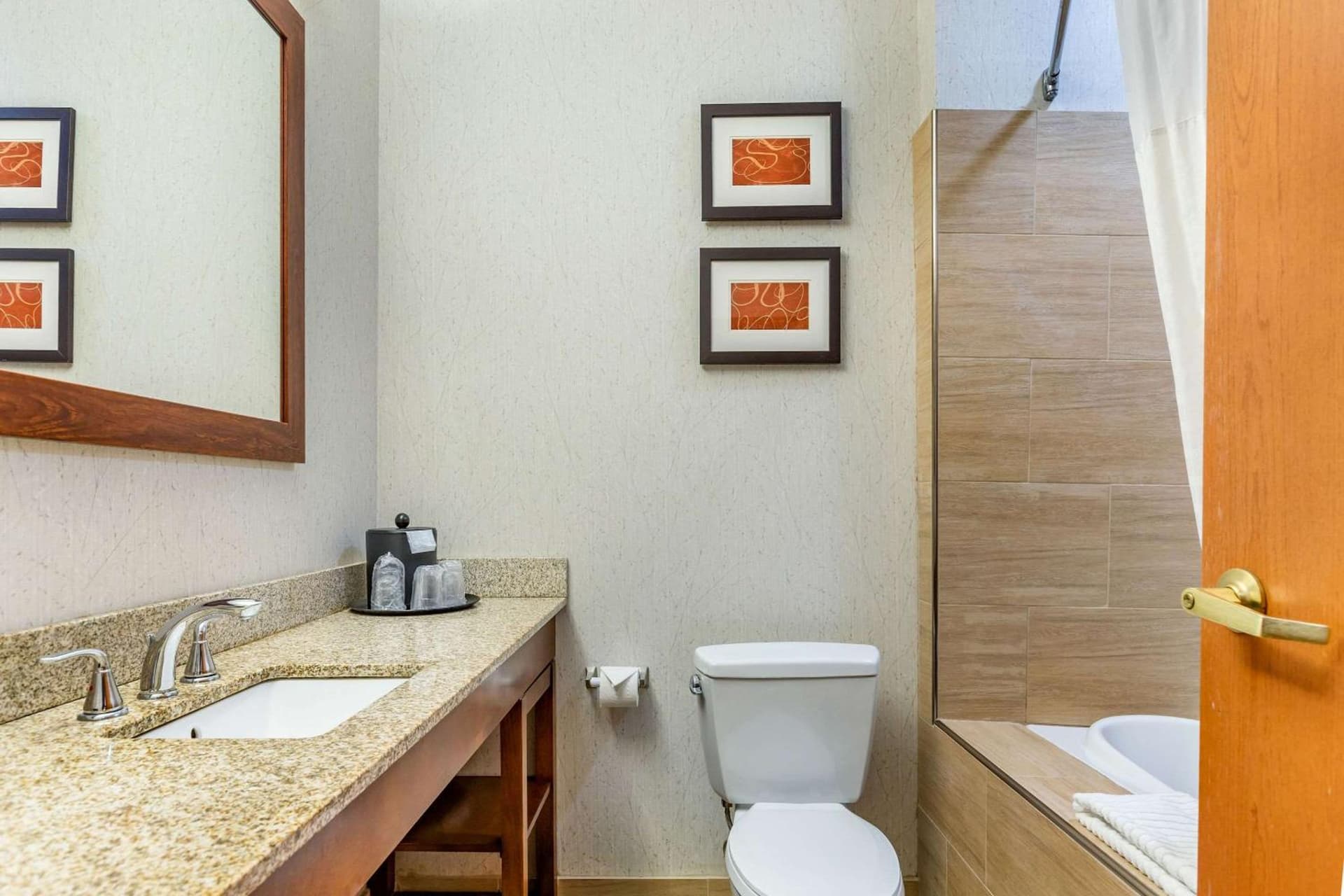 Comfort Suites Southgate-Detroit interior in Southgate, MI — gallery photo 2