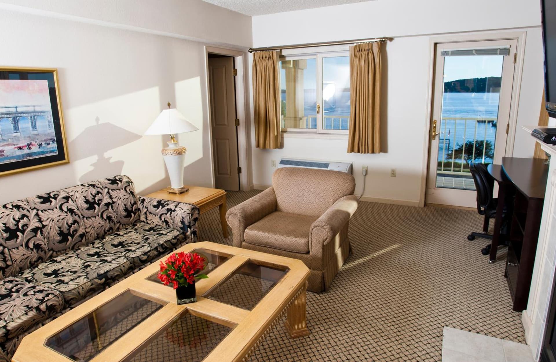 Bella Vista Suites Lake Geneva interior in Lake Geneva, WI — gallery photo 2