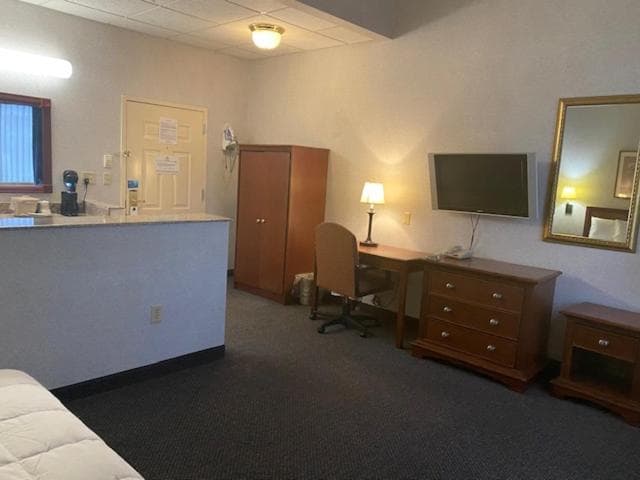 Raritan Hotel interior in Edison — gallery photo 2