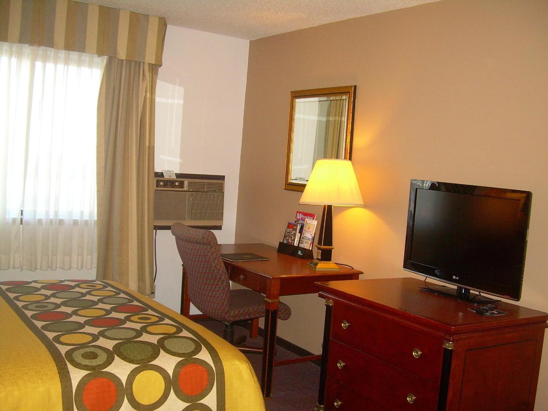 Super 8 by Wyndham Milwaukee Airport gallery photo in Milwaukee, WI — image 23