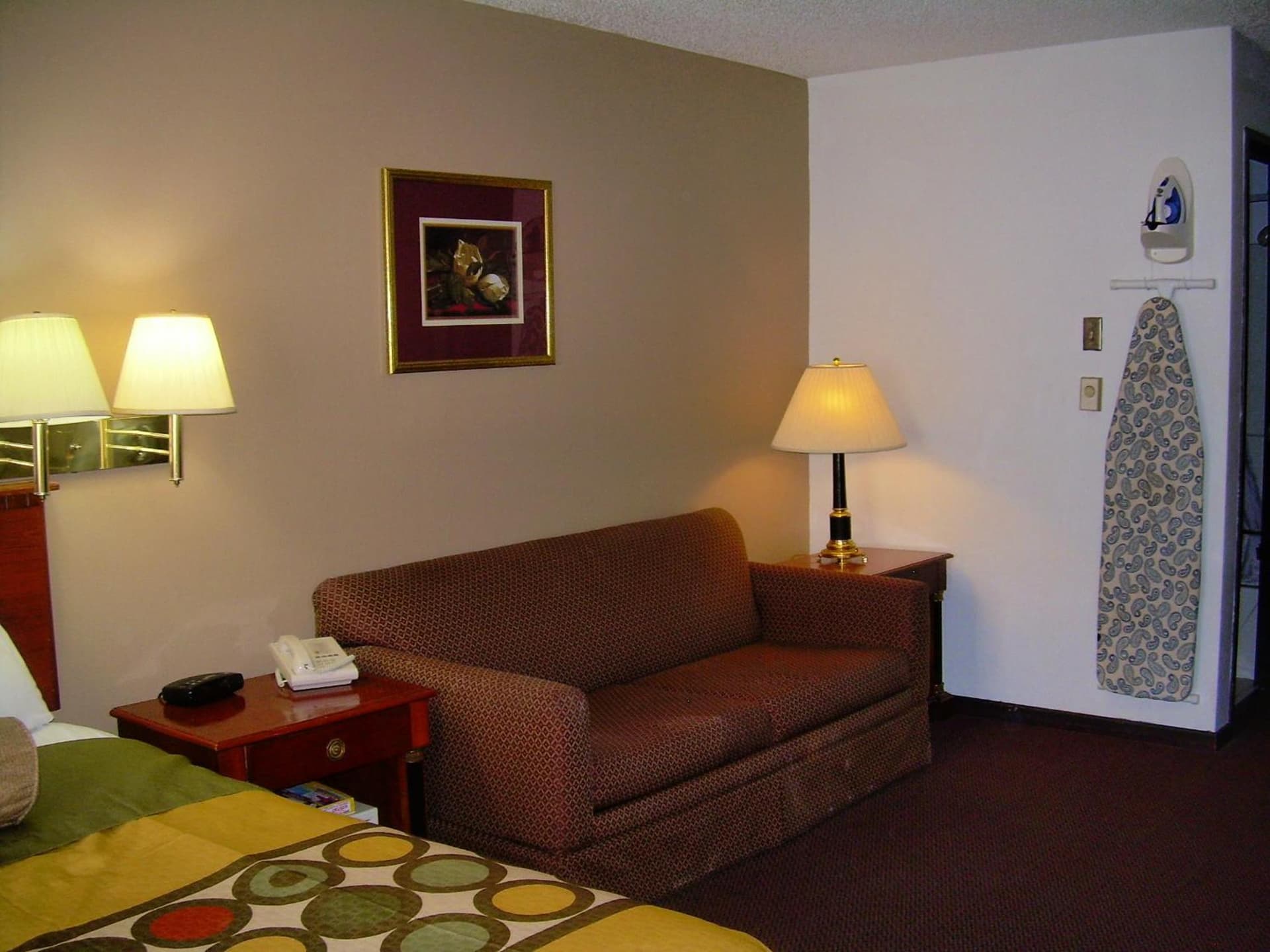 Super 8 by Wyndham Milwaukee Airport gallery photo in Milwaukee, WI — image 43