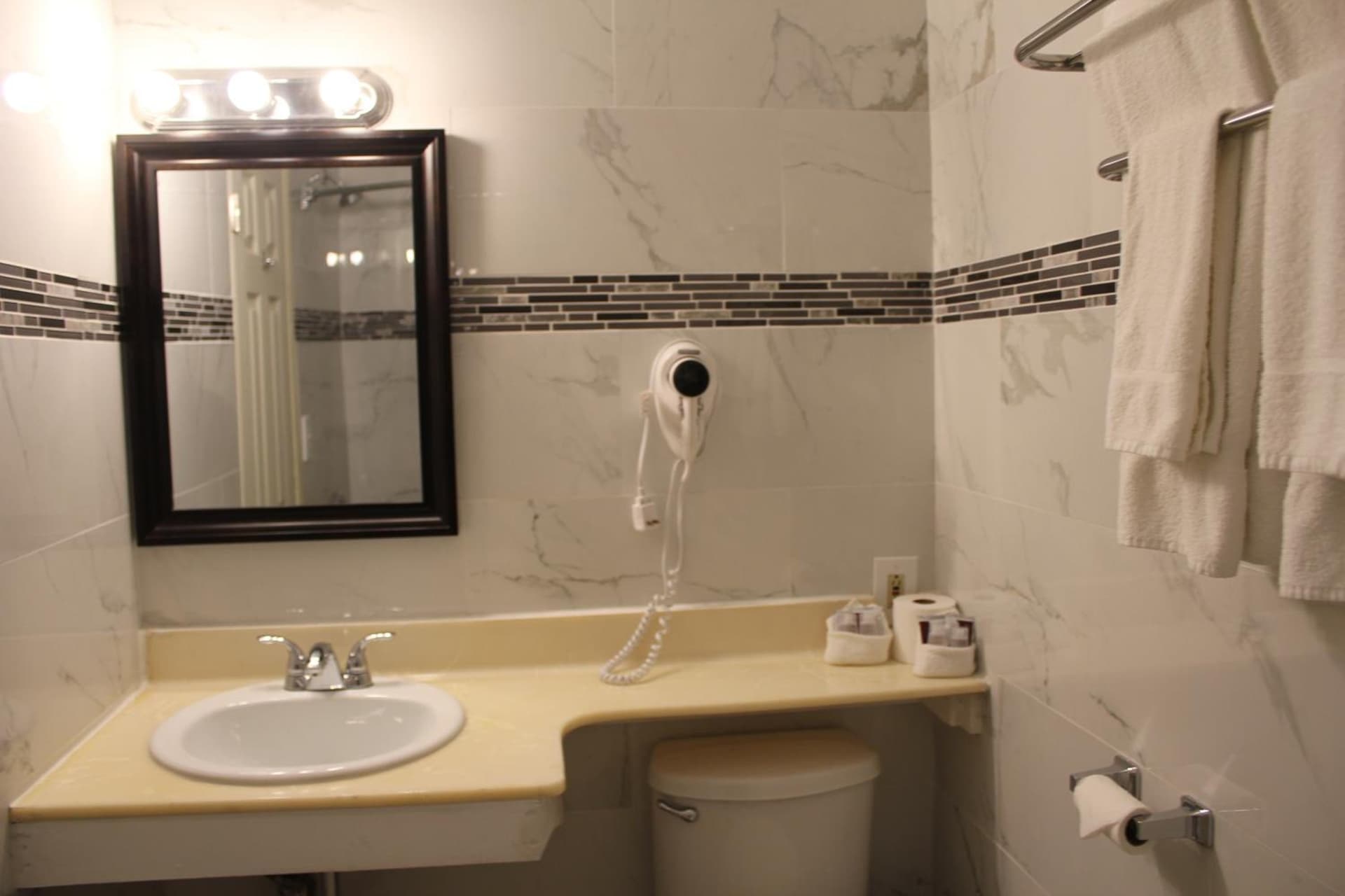 Grand Inn gallery photo in Fullerton, CA — image 8