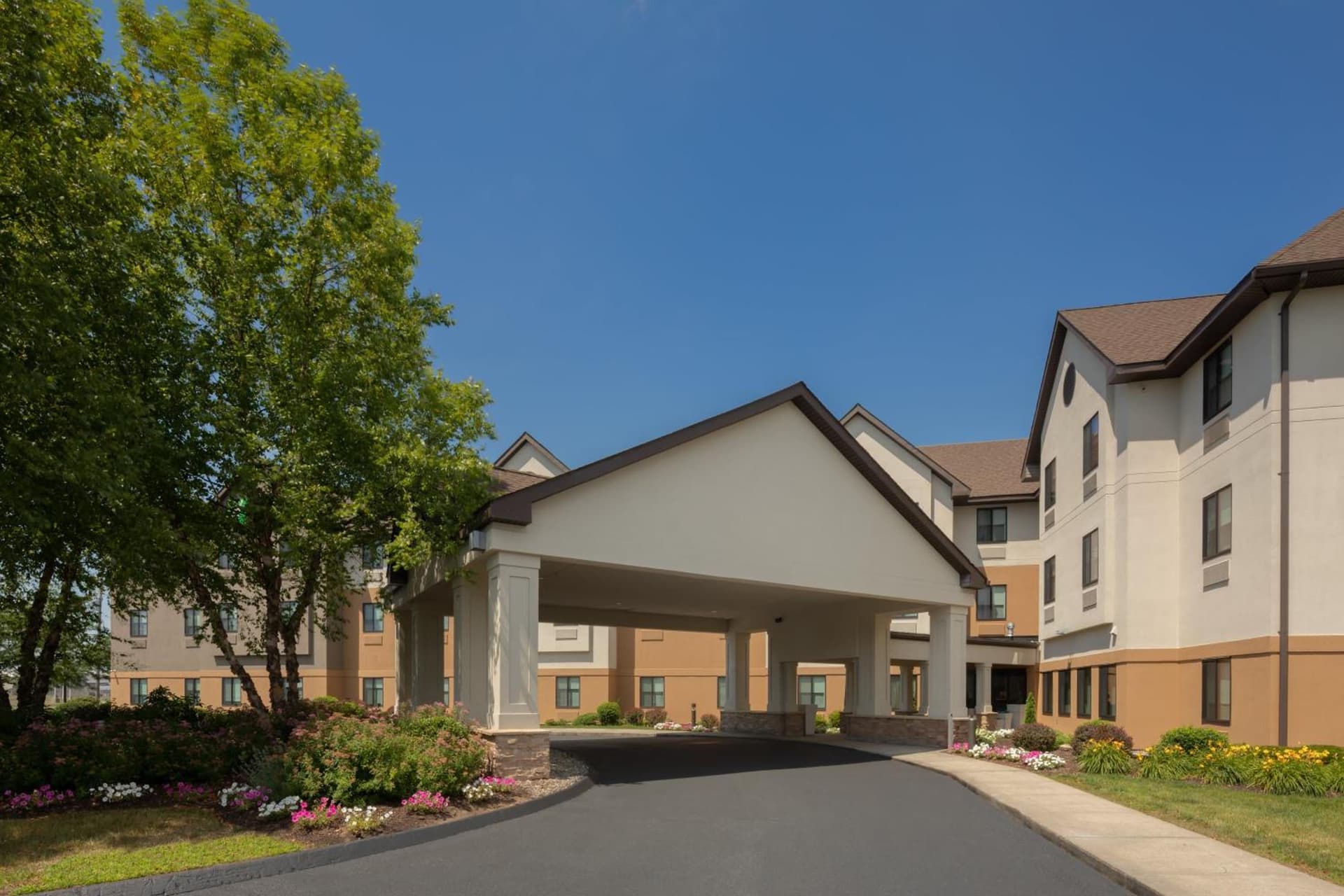Holiday Inn Express & Suites Bradley Airport by IHG interior in Windsor Locks — gallery photo 2