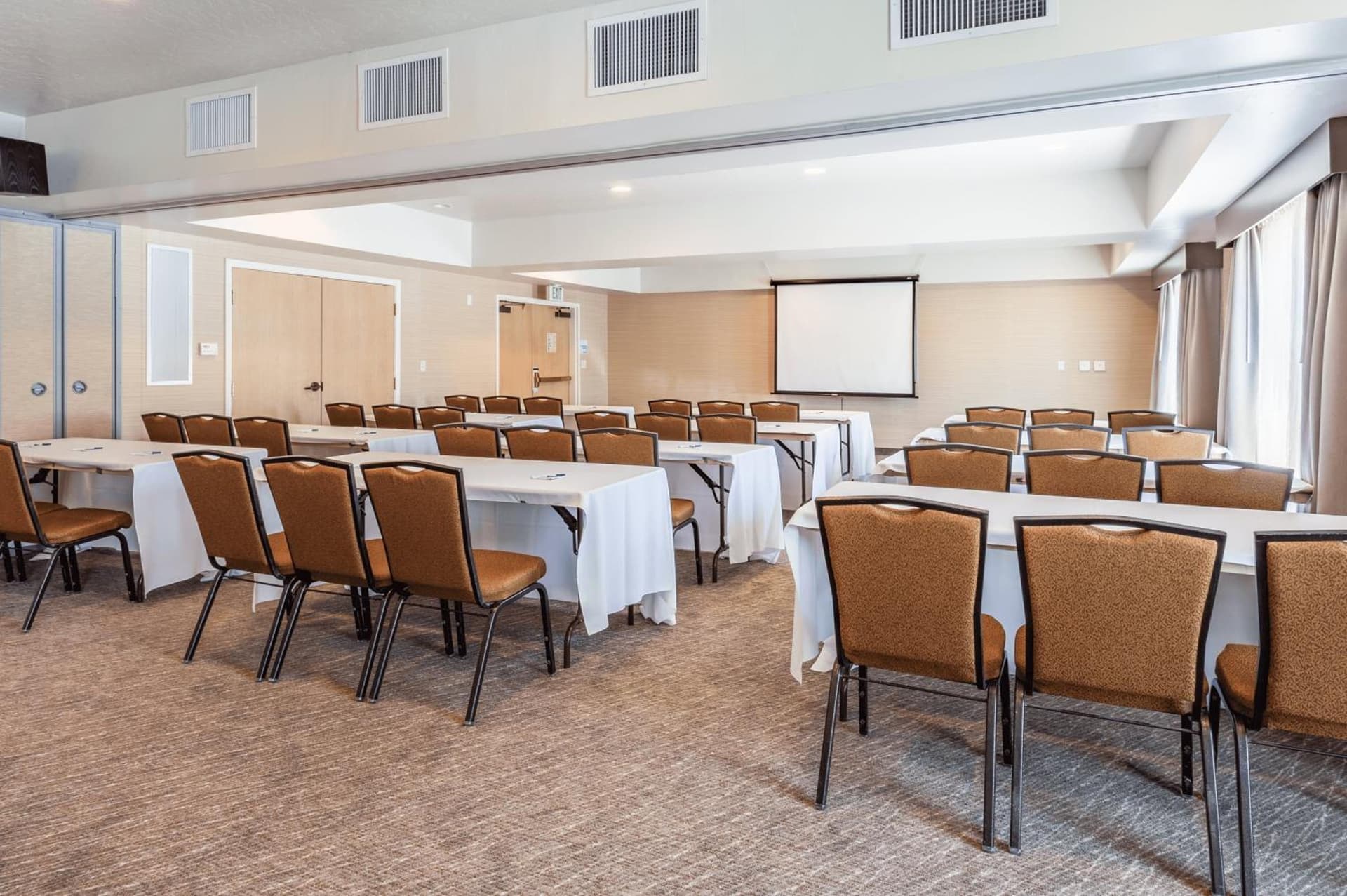 Holiday Inn Express Hotel & Suites San Jose-Morgan Hill by IHG gallery photo in Morgan Hill, CA — image 49