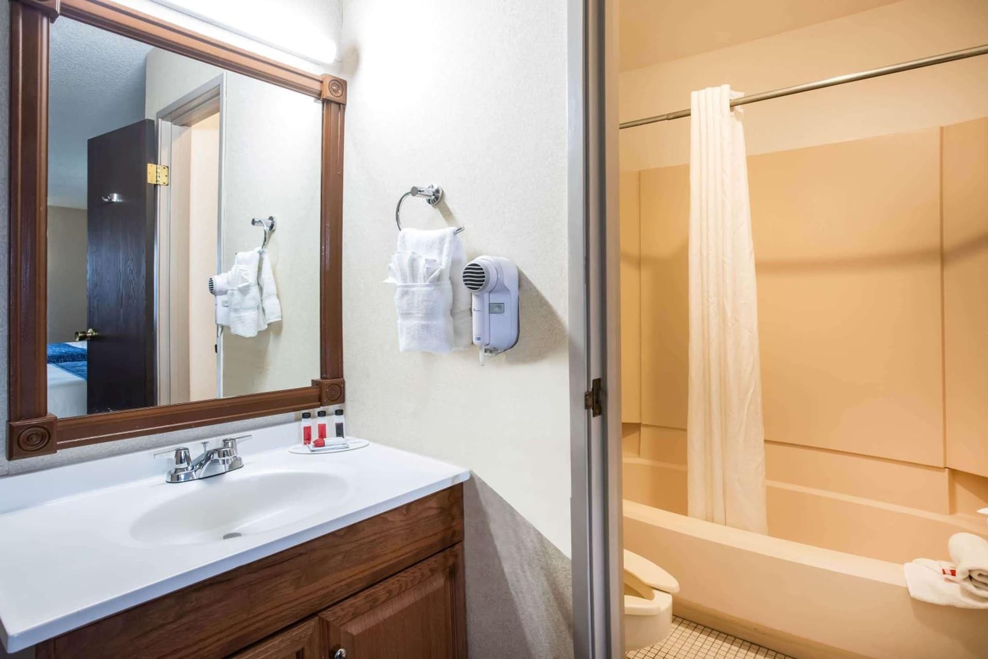 Travelodge by Wyndham Colorado Springs Airport - Peterson SFB gallery photo in Colorado Springs, CO — image 16