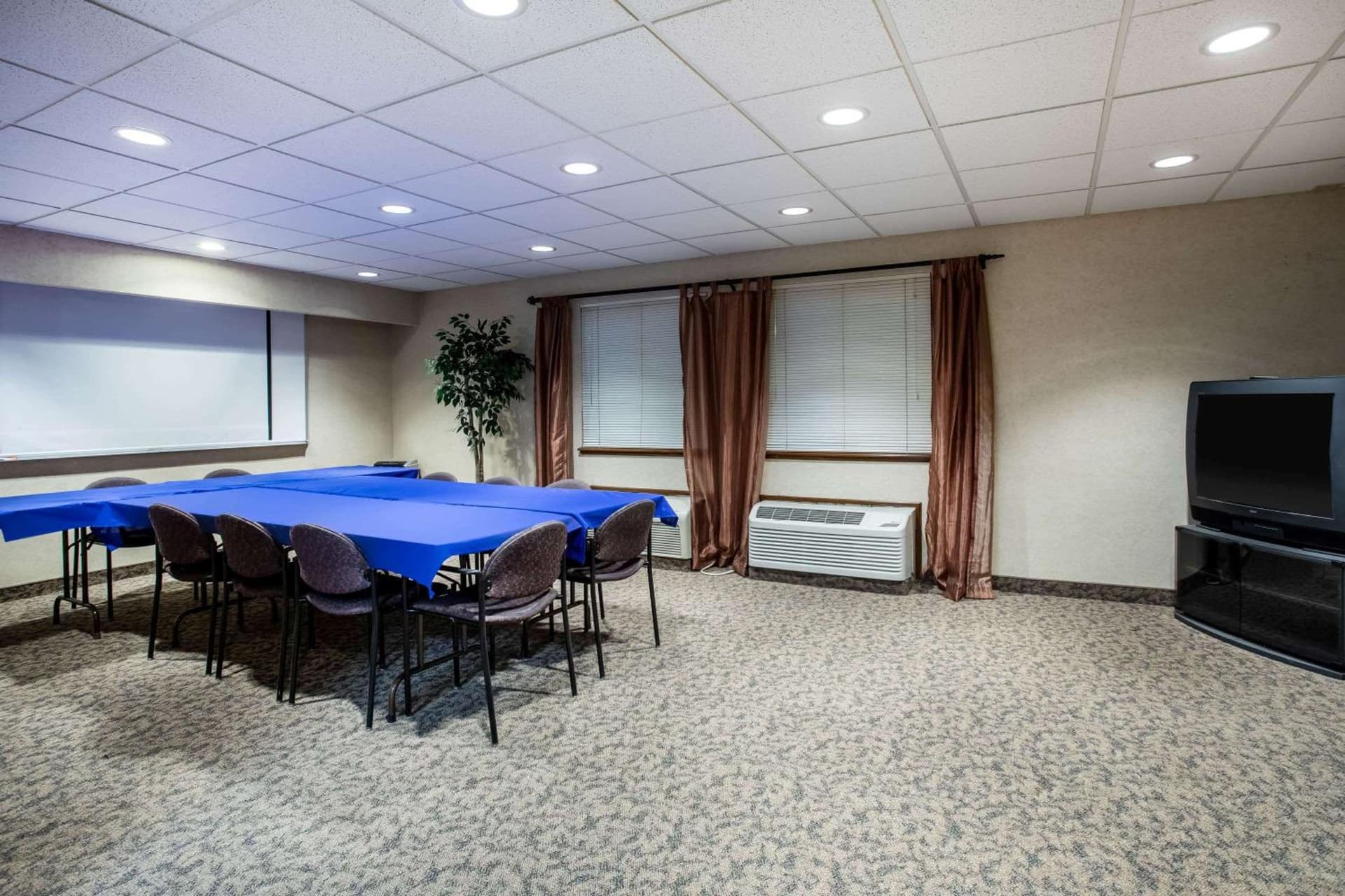 Travelodge by Wyndham Colorado Springs Airport - Peterson SFB property views in Colorado Springs, CO — gallery photo 3