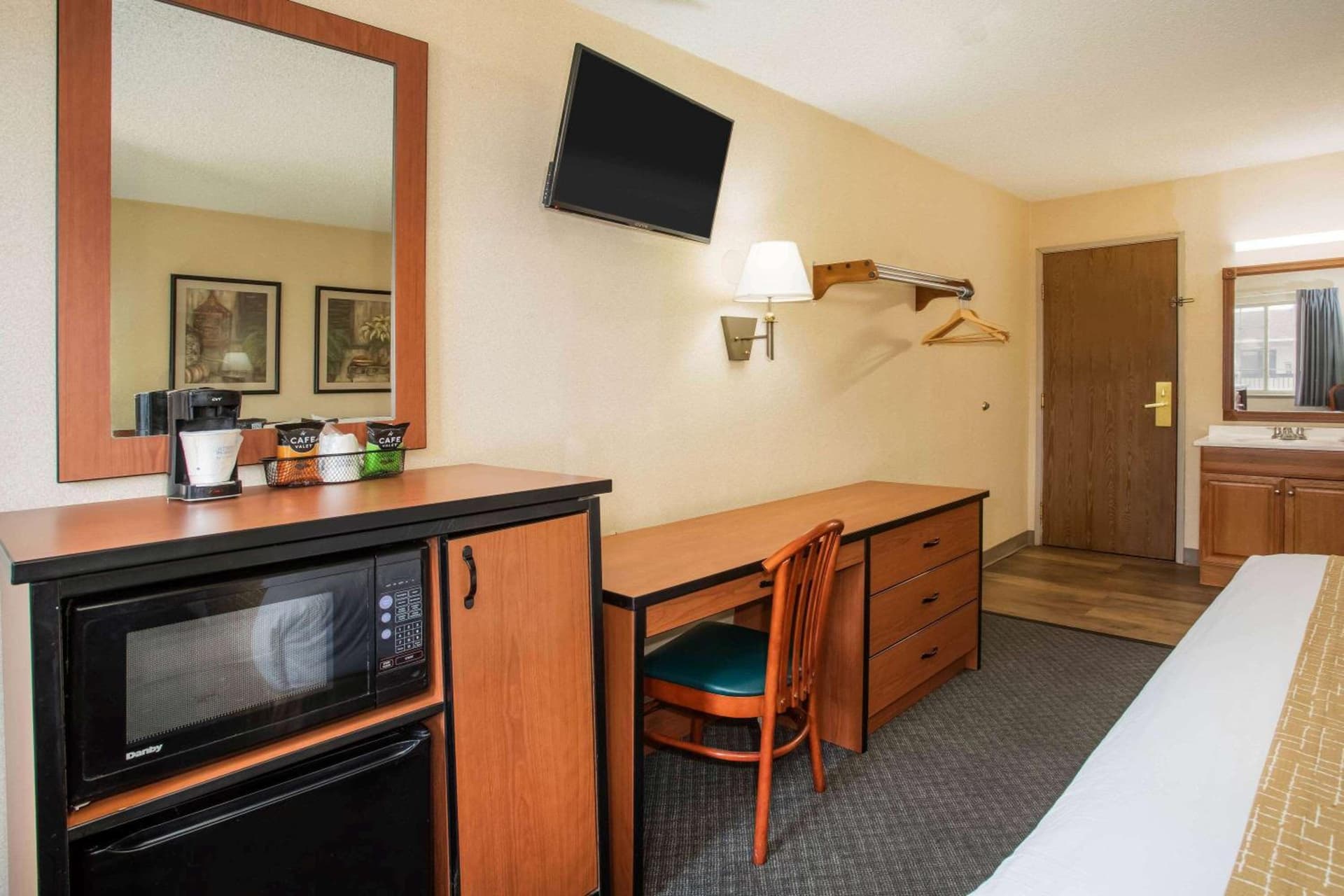 Travelodge by Wyndham Colorado Springs Airport - Peterson SFB gallery photo in Colorado Springs, CO — image 5