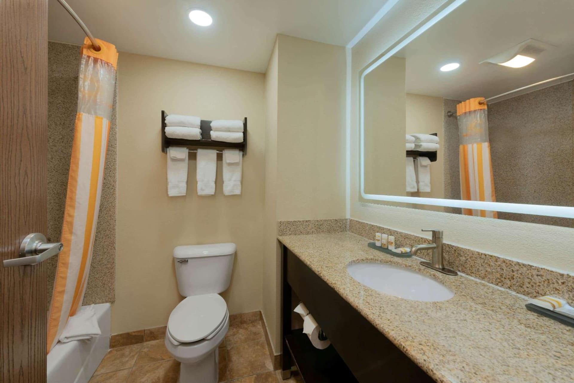 La Quinta by Wyndham Columbus - Grove City gallery photo in Grove City, OH — image 54