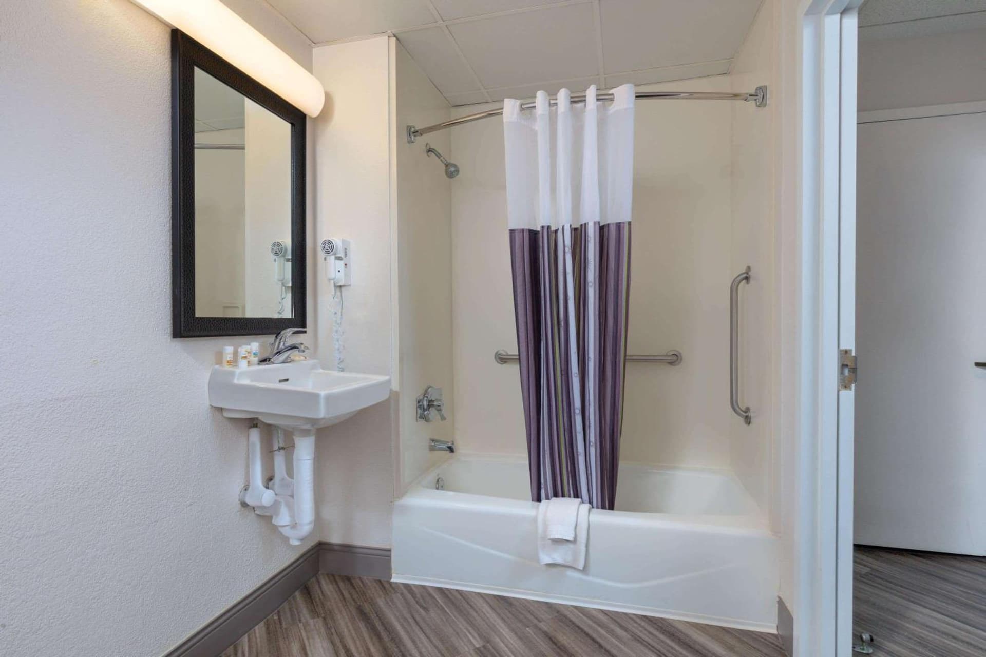 La Quinta by Wyndham Clifton/Rutherford gallery photo in Clifton, NJ — image 9