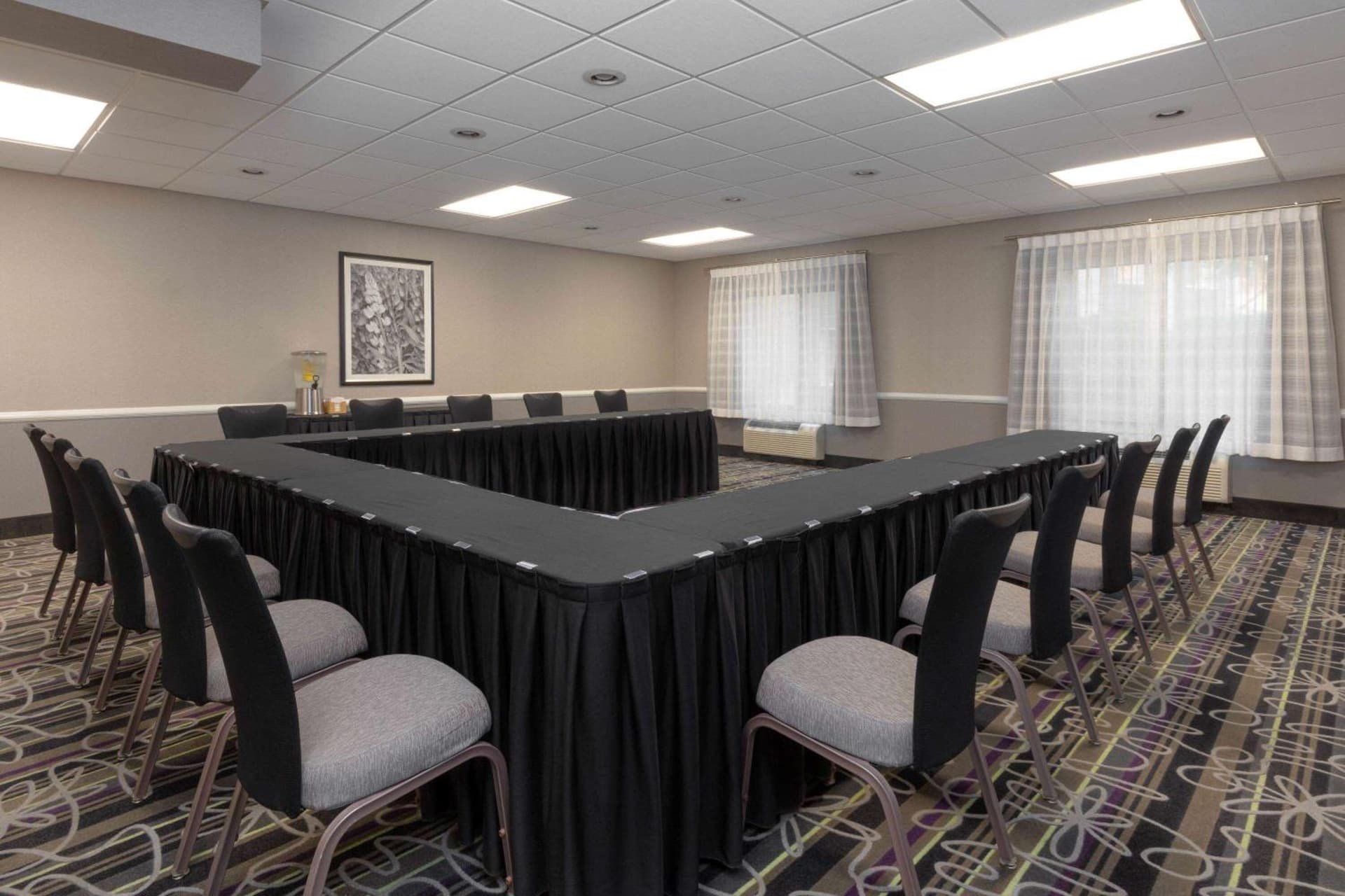 La Quinta by Wyndham Clifton/Rutherford interior in Clifton, NJ — gallery photo 2