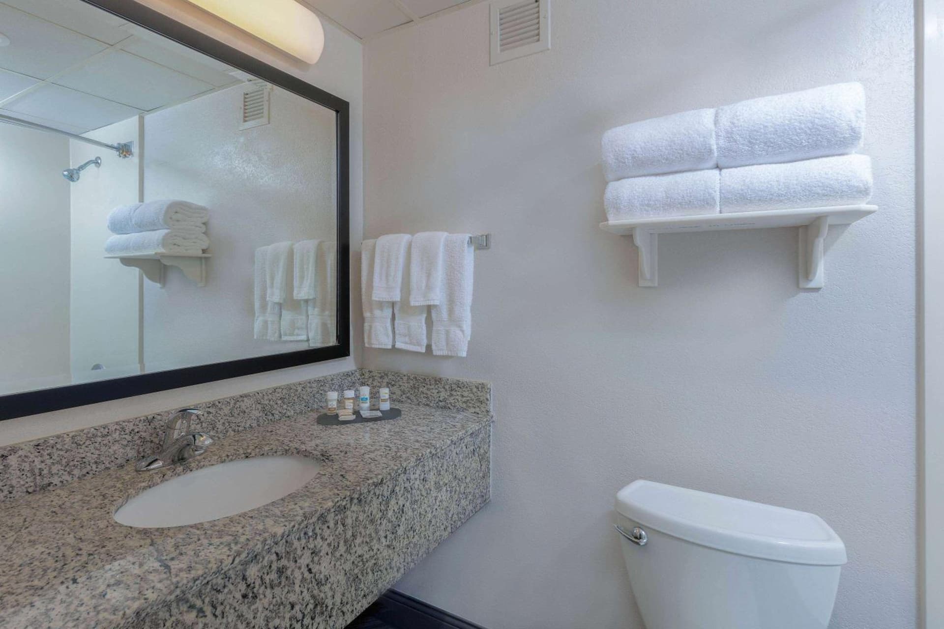 La Quinta by Wyndham Clifton/Rutherford gallery photo in Clifton, NJ — image 21