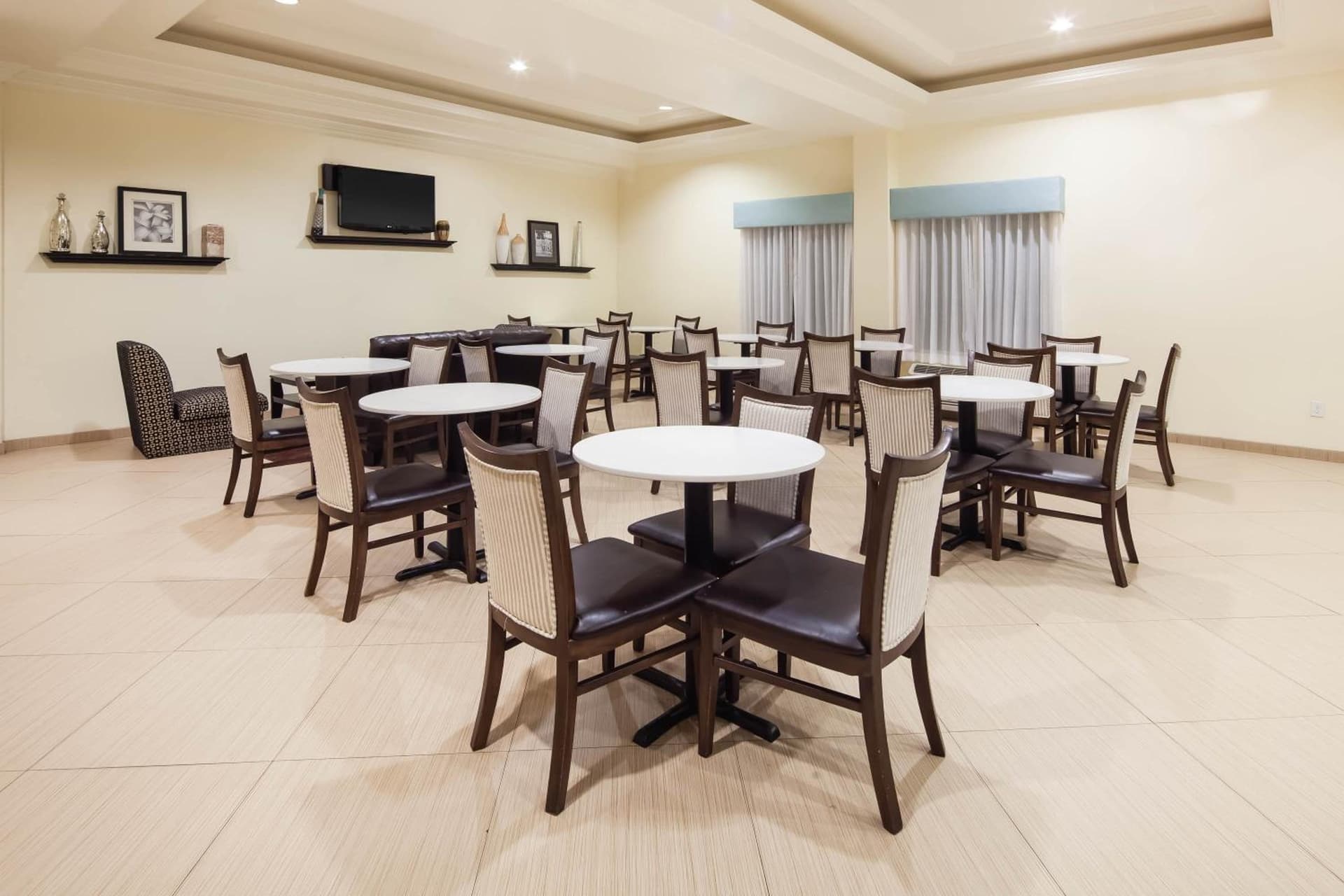 La Quinta by Wyndham Inglewood interior in Inglewood, CA — gallery photo 2