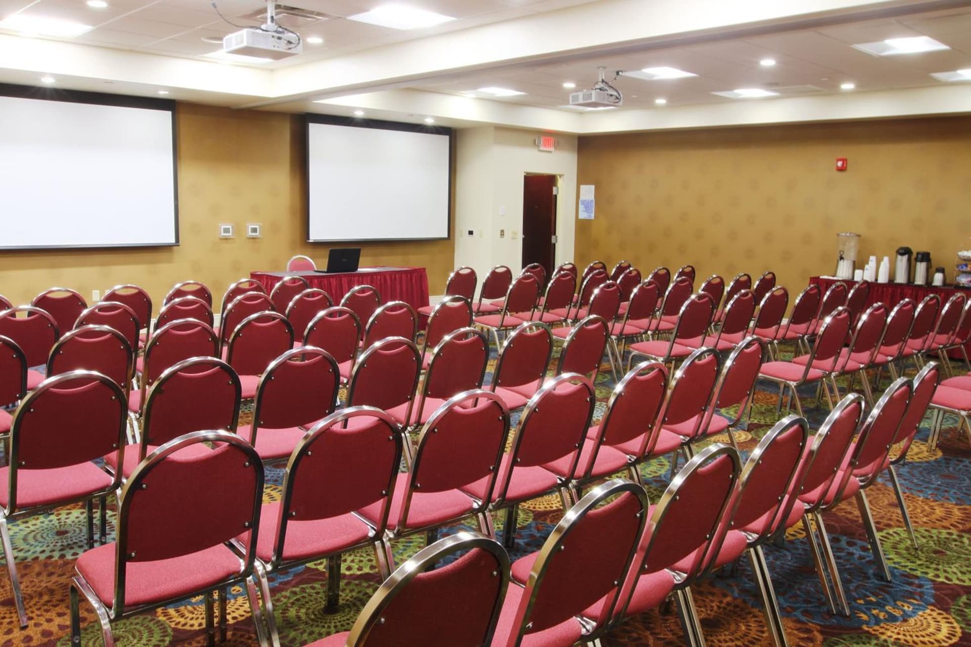 Holiday Inn Express Pittsburgh West - Greentree by IHG property views in Pittsburgh, PA — gallery photo 3