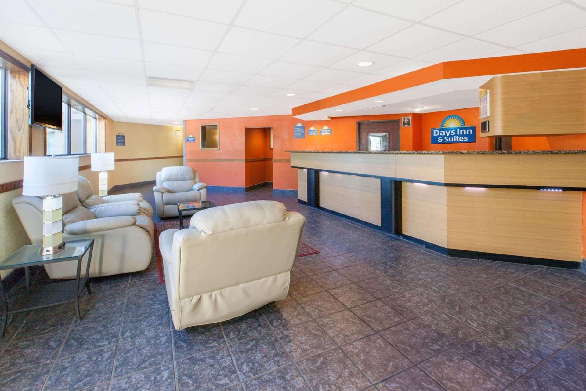 Days Inn & Suites by Wyndham Madison Heights MI interior in Madison Heights, MI — gallery photo 2
