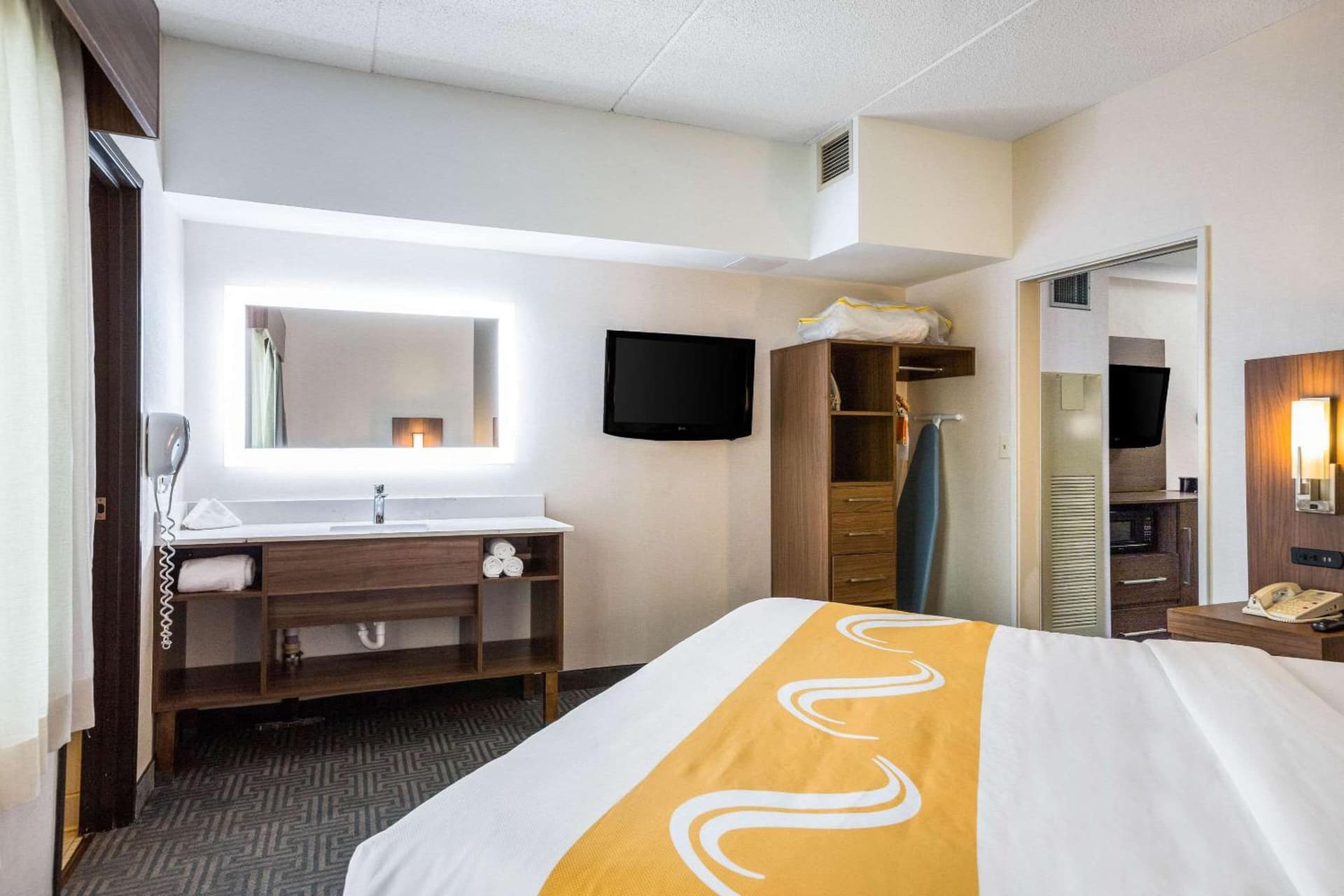 Quality Suites Lansing West gallery photo in Lansing, MI — image 4