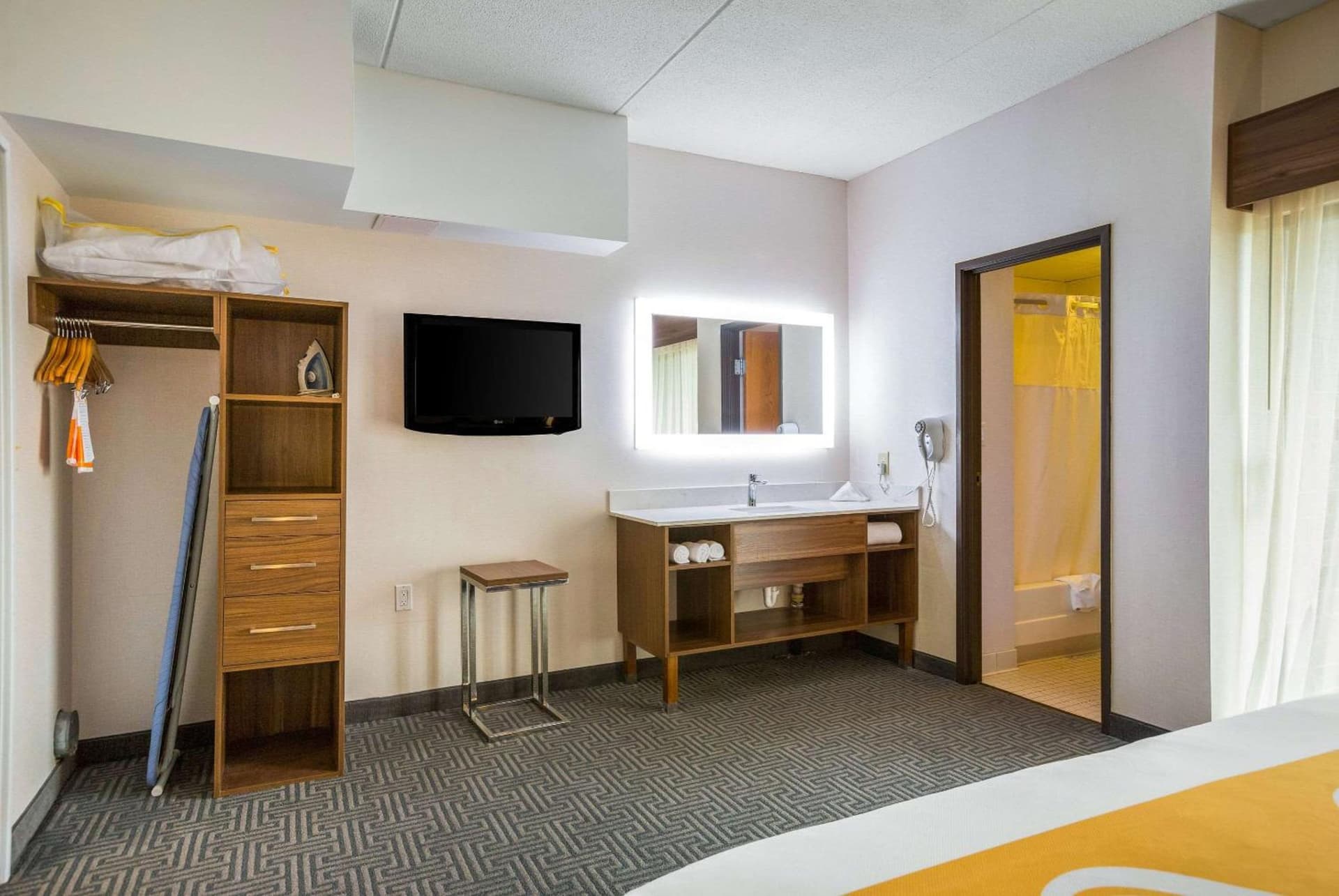 Quality Suites Lansing West gallery photo in Lansing, MI — image 14