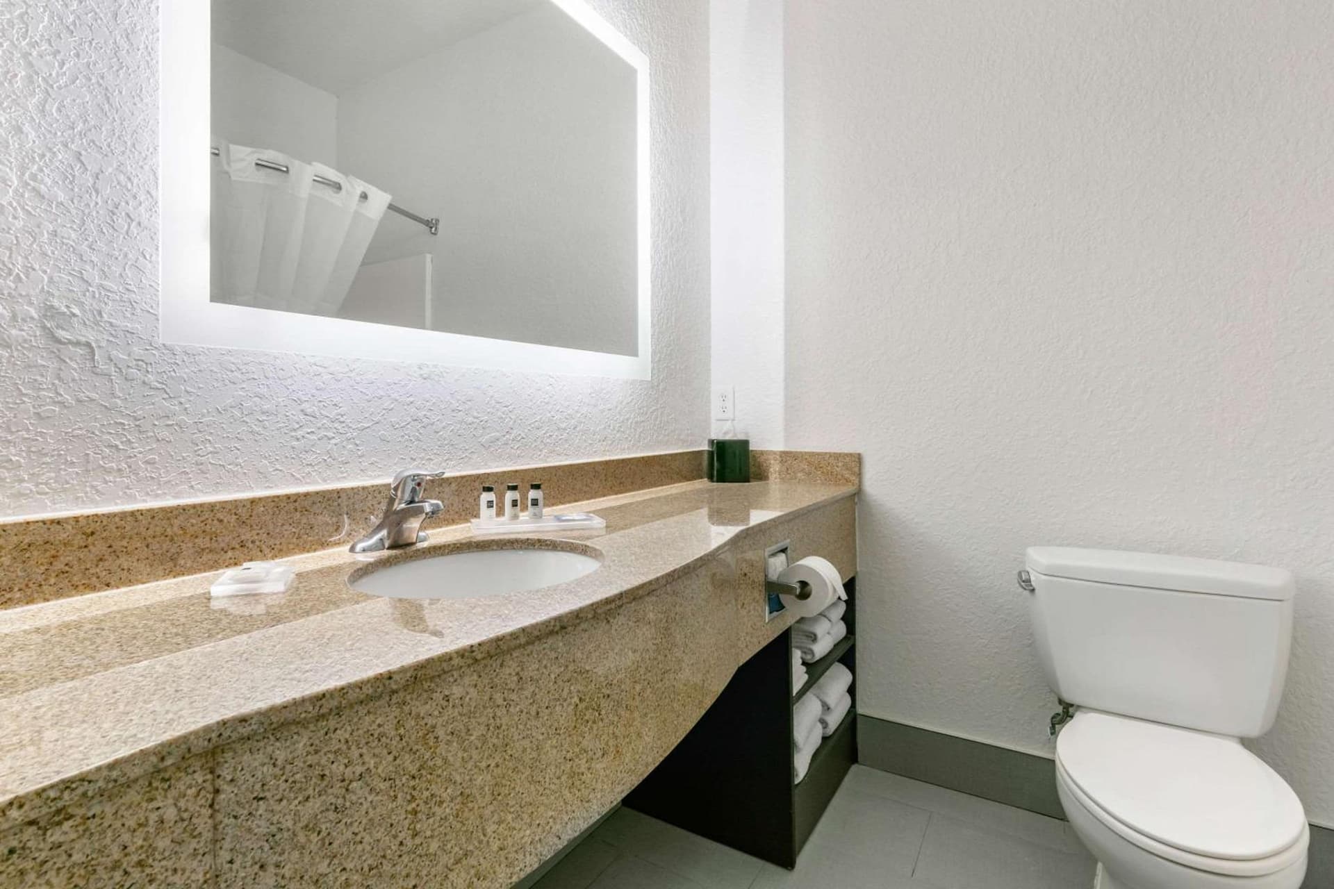 Clarion Pointe Columbus-Bradley Park gallery photo in Columbus, GA — image 35
