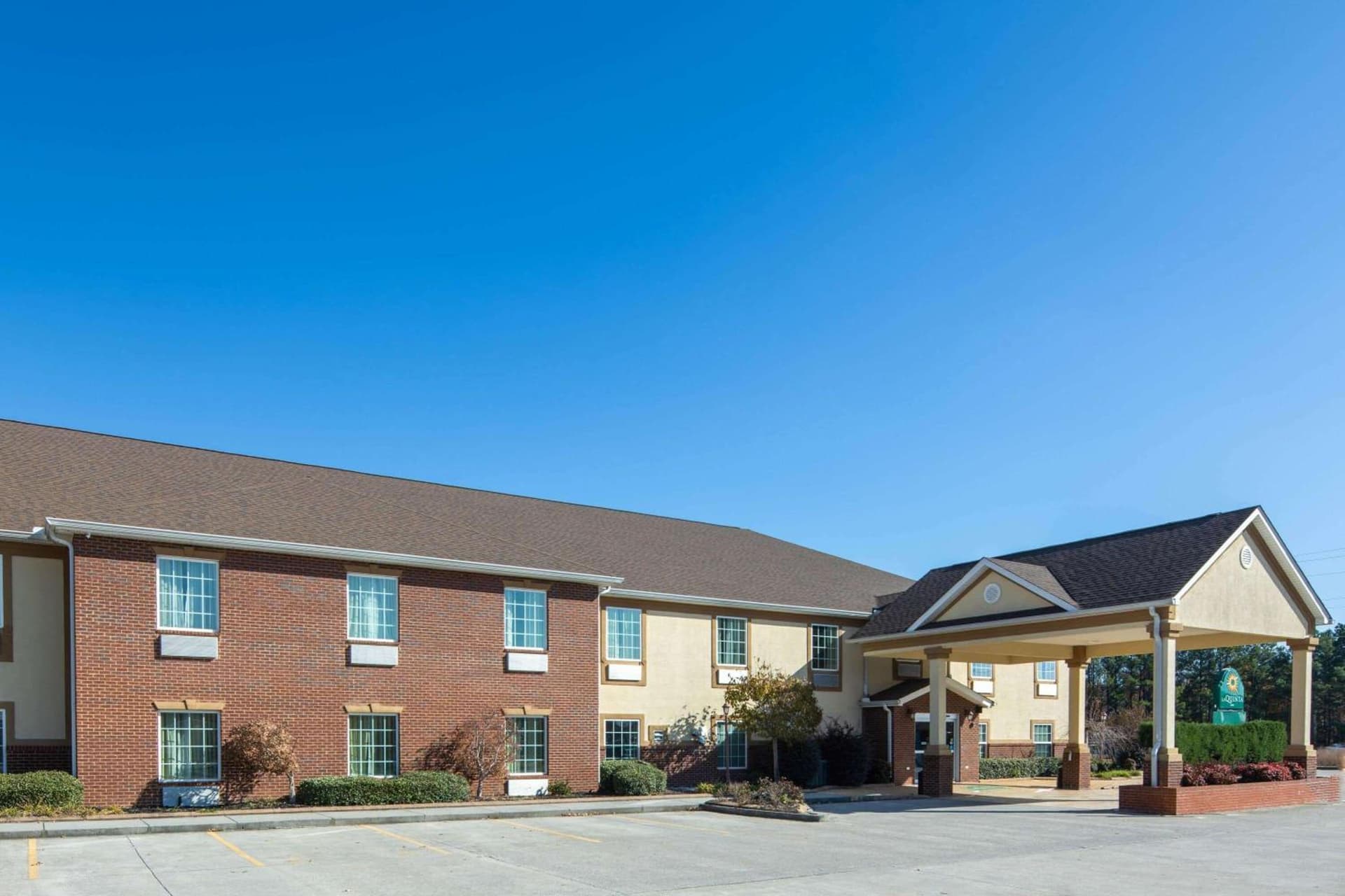 La Quinta Inn by Wyndham Calhoun South I-75 featured exterior or lobby in Calhoun, GA — similar hotel