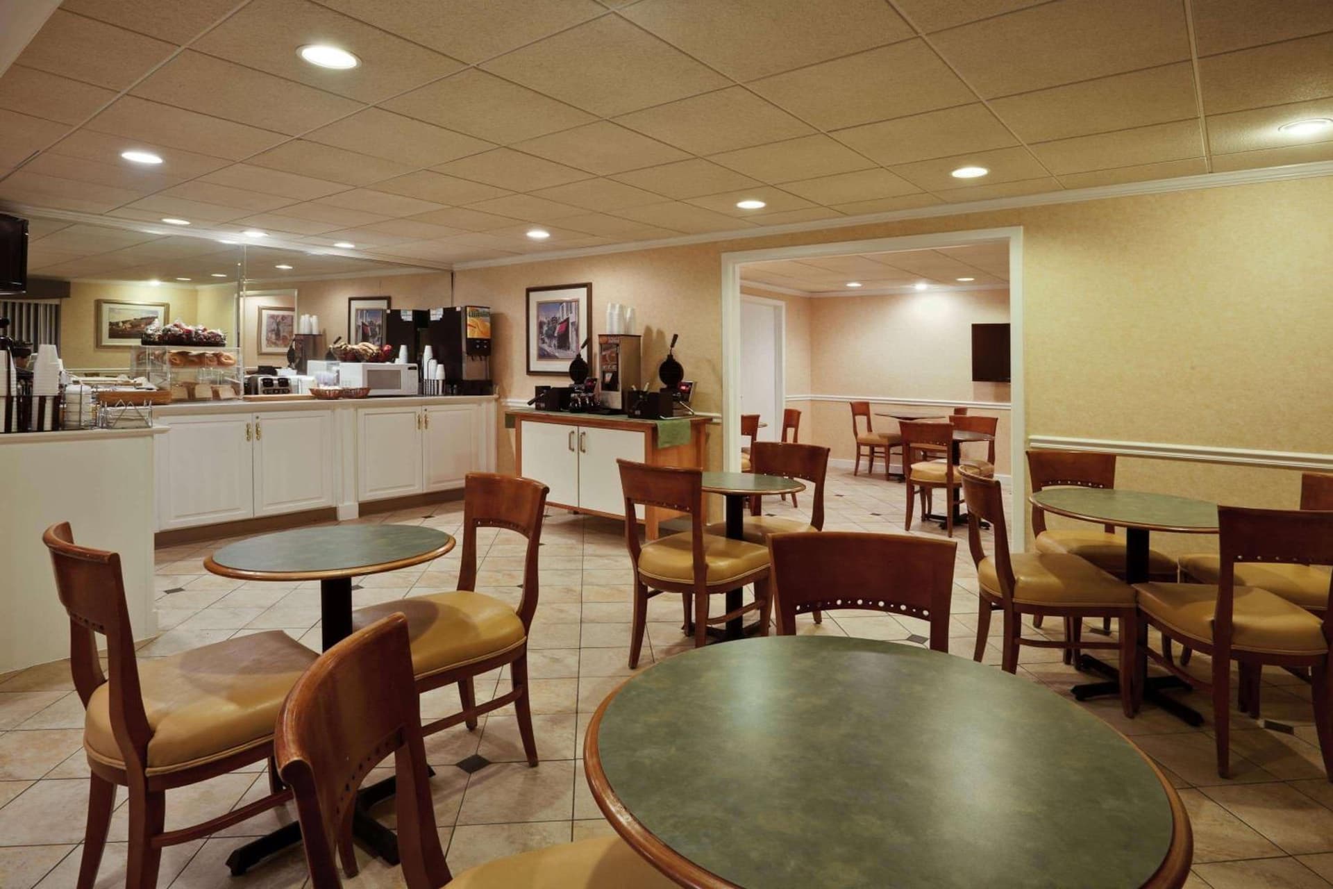 La Quinta by Wyndham Tampa Fairgrounds - Casino gallery photo in Tampa, FL — image 7